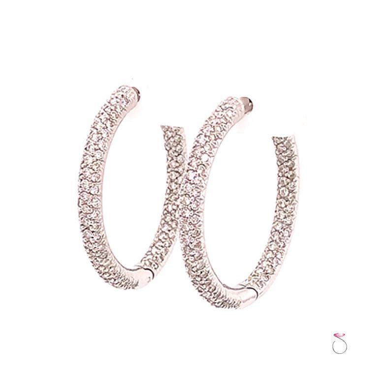 Orecchini a cerchio con diamanti firmati in oro bianco 18 carati. Questi bellissimi orecchini a cerchio sono incastonati con 264 diamanti naturali a taglio brillante per un totale di circa 1,50 carati. I diamanti hanno un colore da G a H e una