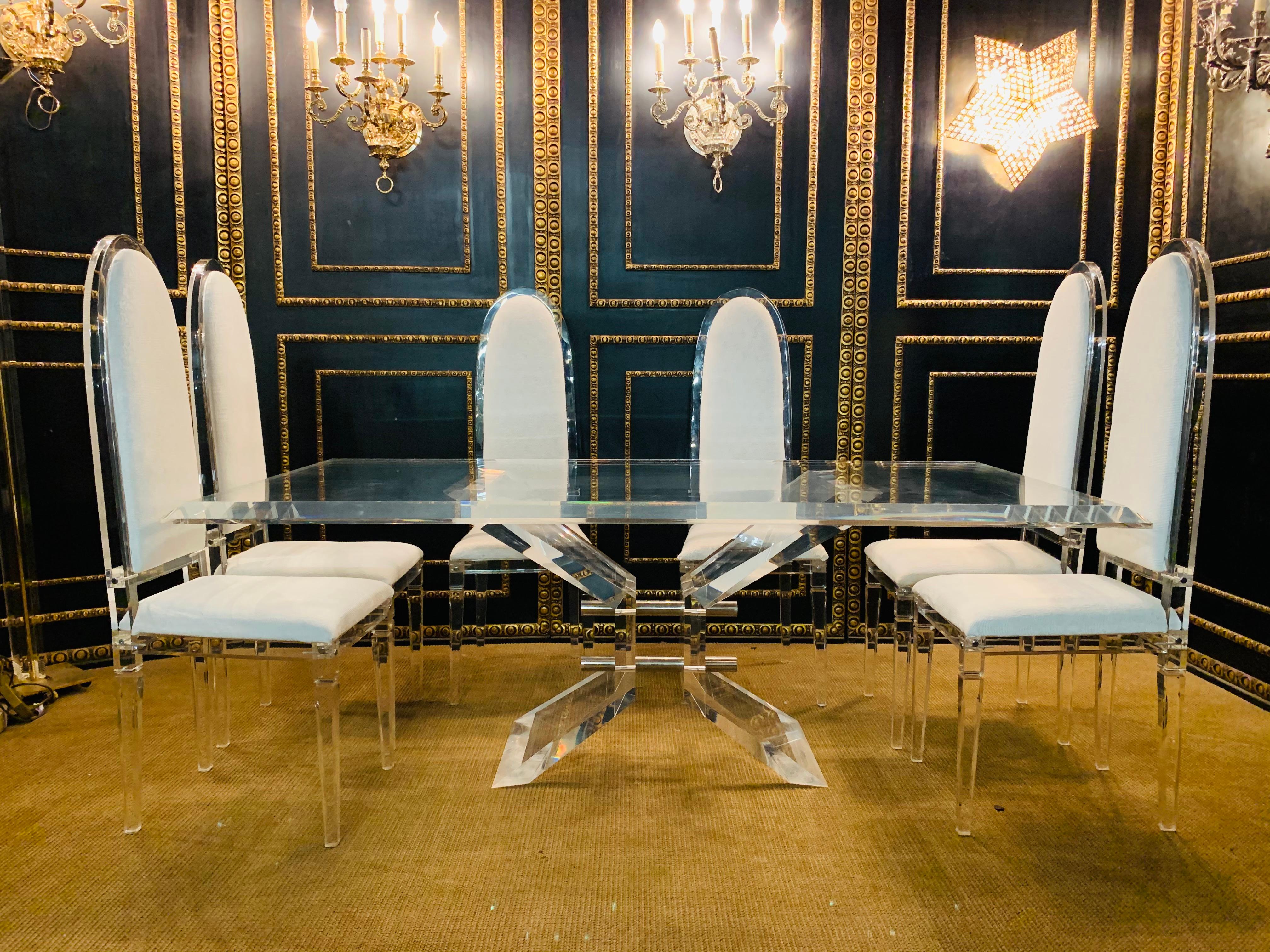 Very high quality elegant massive luxury dining table made of plexiglass

It was used and you can polish up the tabletop if you want the plate is made of solid acrylic and weighs more then 100 kilograms.
It is an absolute highlight and something