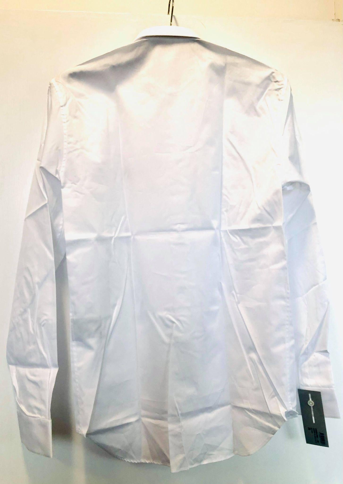 Das neueste Design aus der Kollektion Dior x Air Dior. Dieses Langarmshirt ist aus dieser Kollektion ausverkauft und es wurden nur sehr wenige Exemplare hergestellt. Greifen Sie zu, um Enttäuschungen zu vermeiden.  

MASSNAHMEN:
39

INKLUSIVE: 
Tags
