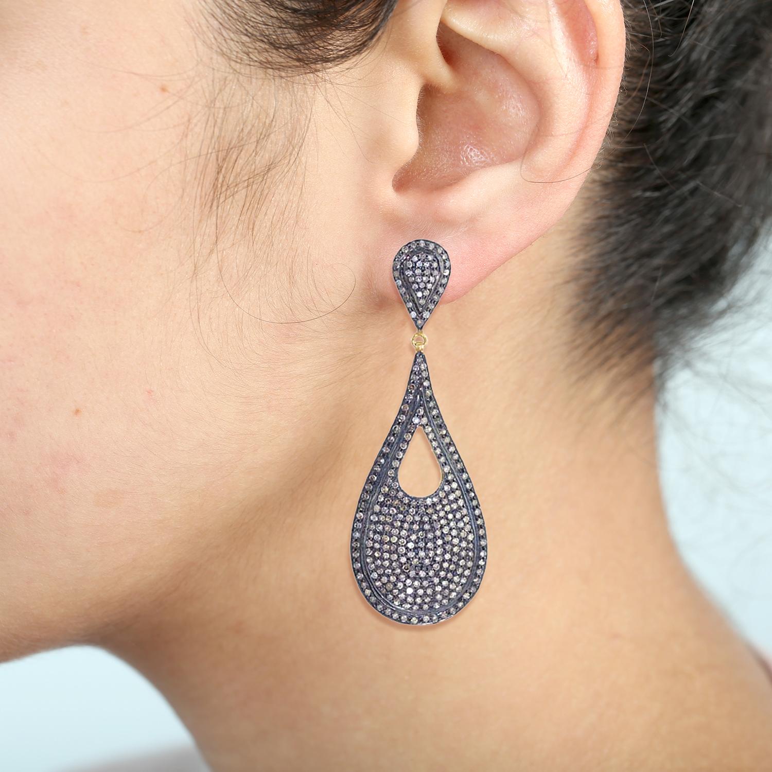 Cool and Designer drop shape pave Diamond Earring in Silver and Gold with black rhodium is pretty sassy for any occasion.

Closure: Push Post 

14kt Gold:4.2gms
Diamond: 5.85cts
Silver: 17.39gms