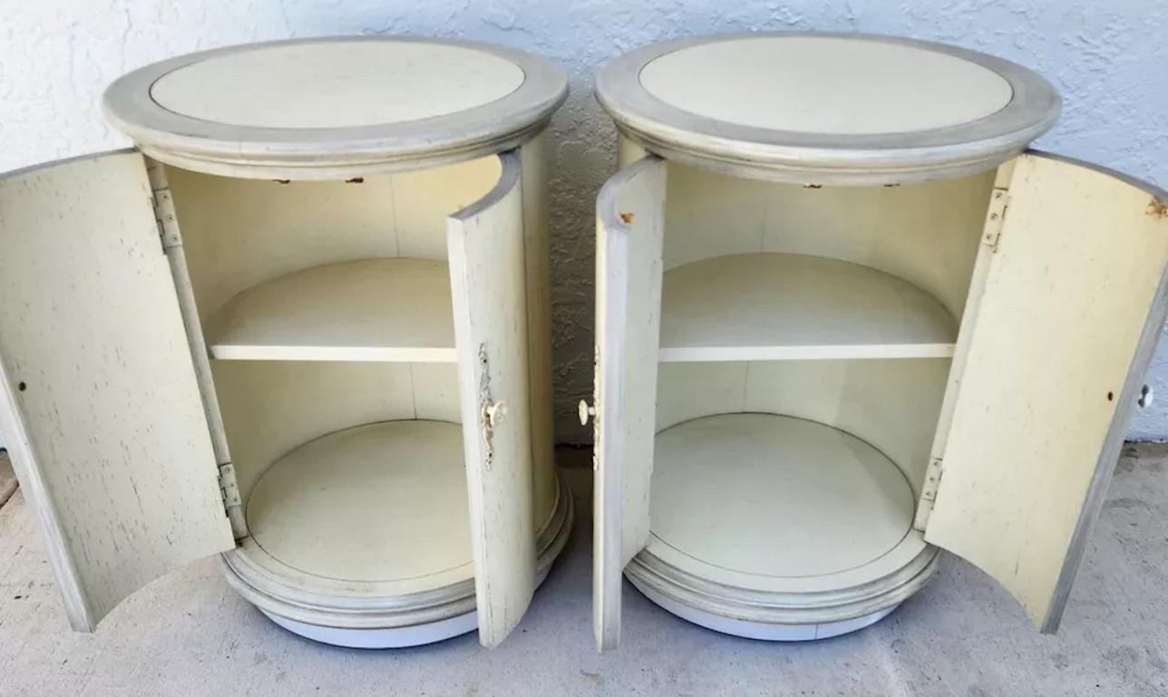 Pareja de mesillas auxiliares de tambor de diseño Provincial francés en venta