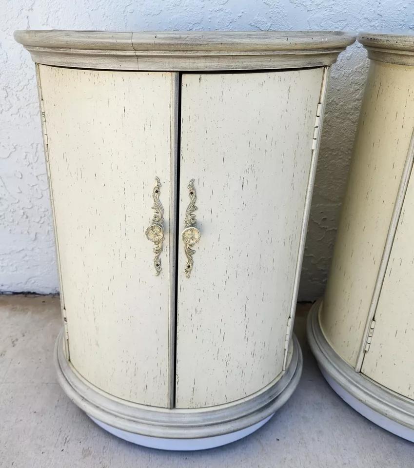 Pareja de mesillas auxiliares de tambor de diseño en venta 1