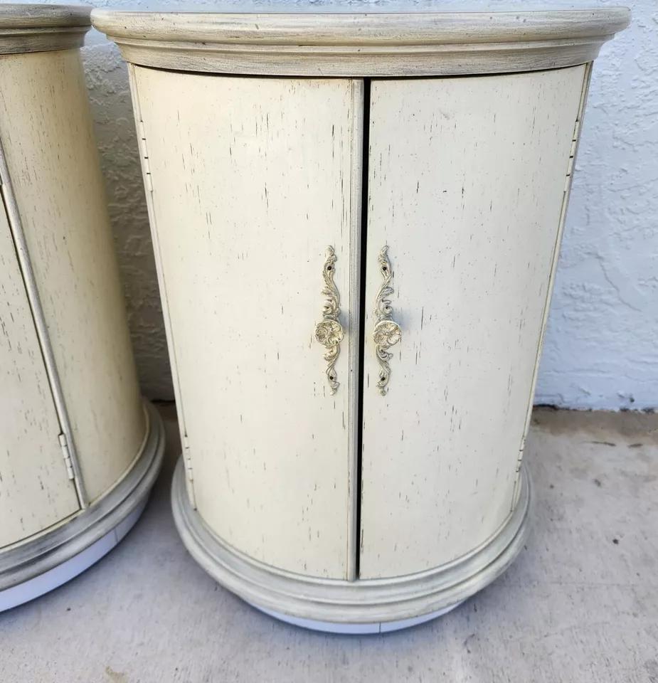 Pareja de mesillas auxiliares de tambor de diseño en venta 2
