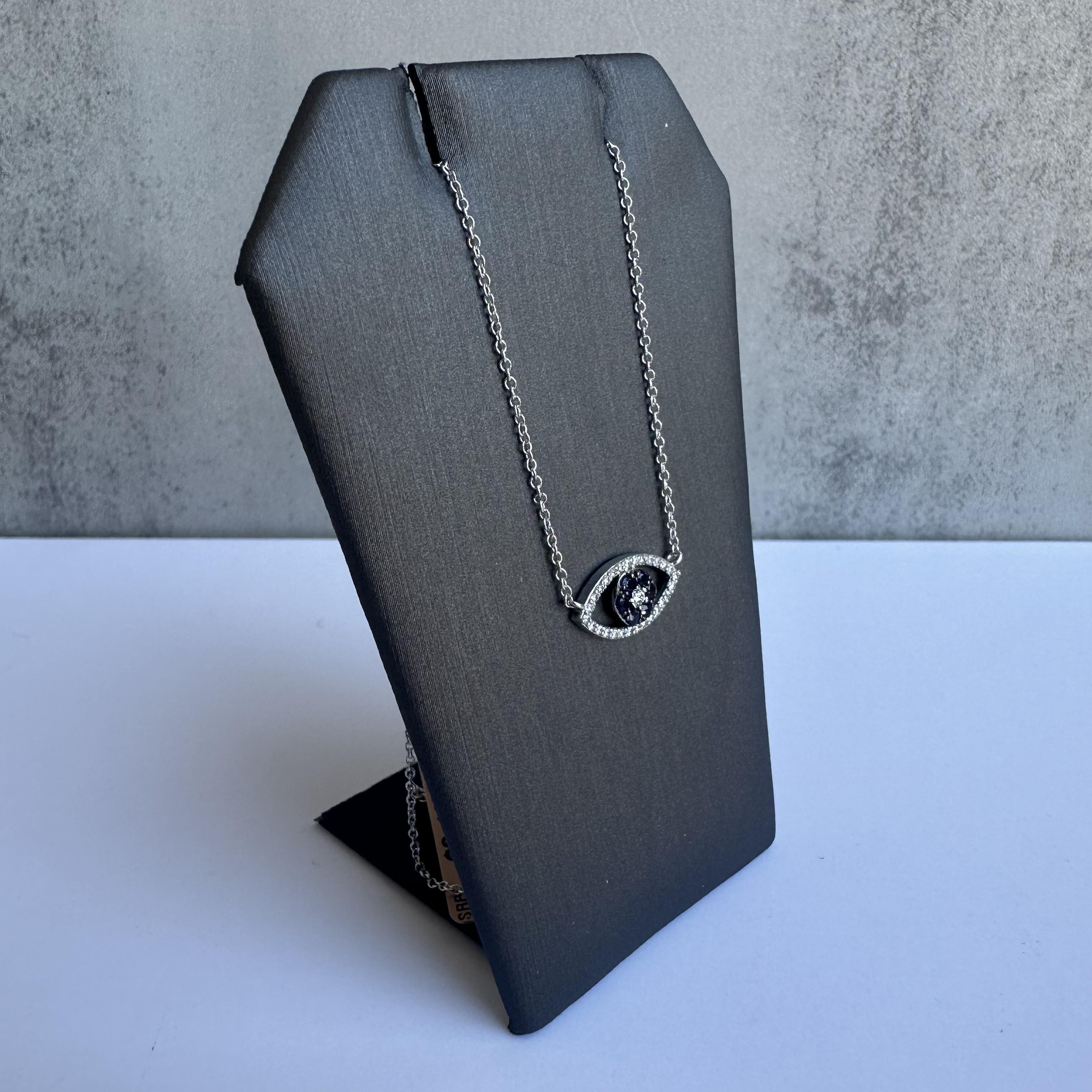 Erleben Sie den mystischen Charme dieser Designer-Halskette Effy Evil Eye aus 14-karätigem Weißgold, geschmückt mit 0,17 Karat strahlend blauen Saphiren und 0,17 Karat Diamanten GH VS/SI. Diese symbolträchtige Halskette verbindet Luxus mit einem