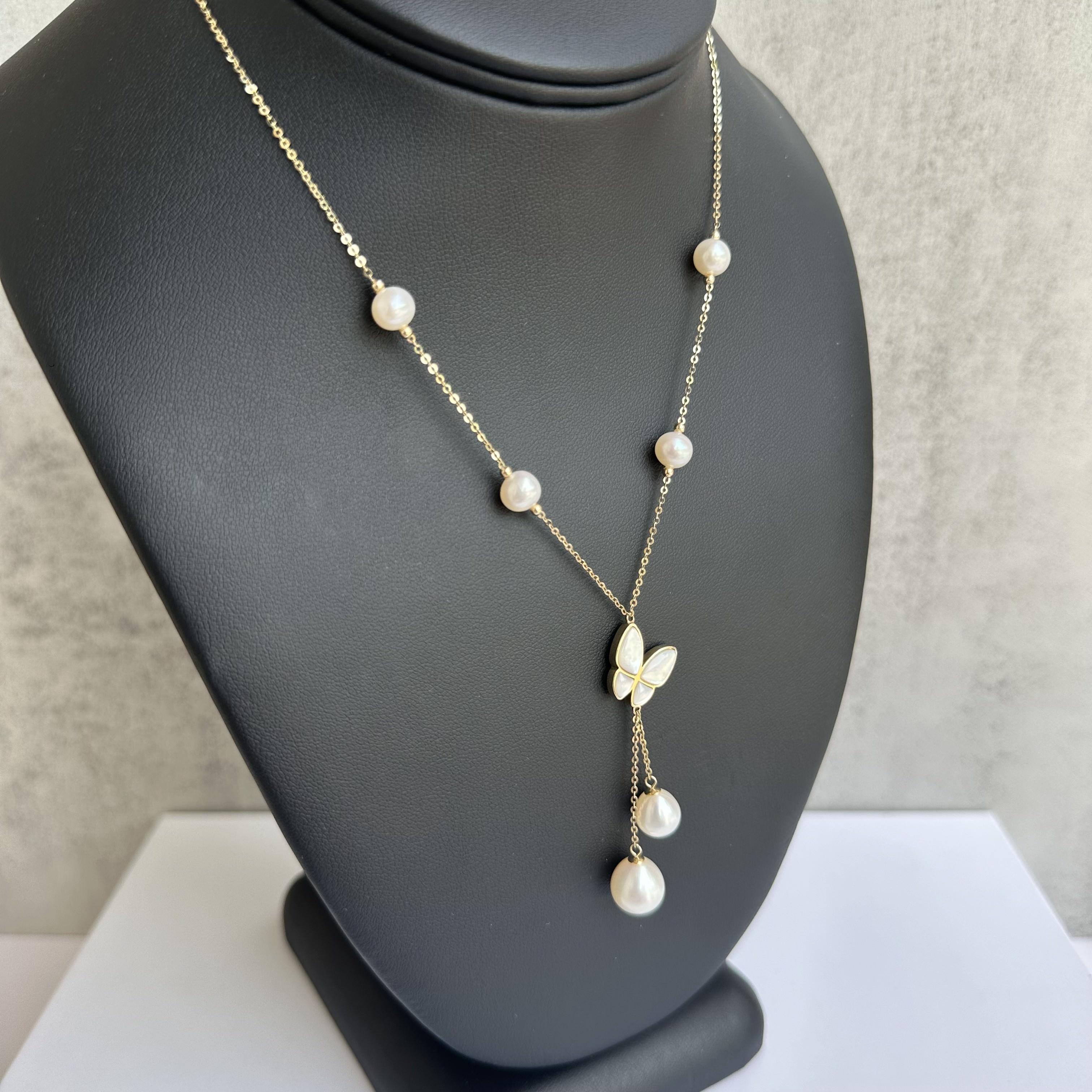 Add a touch of elegance and sophistication to your jewelry collection with this stunning Designer Effy Pearl and Mother of Pearl (MOP) Necklace. Crafted in 14kt yellow gold, this necklace combines the timeless beauty of pearls and MOP with a modern