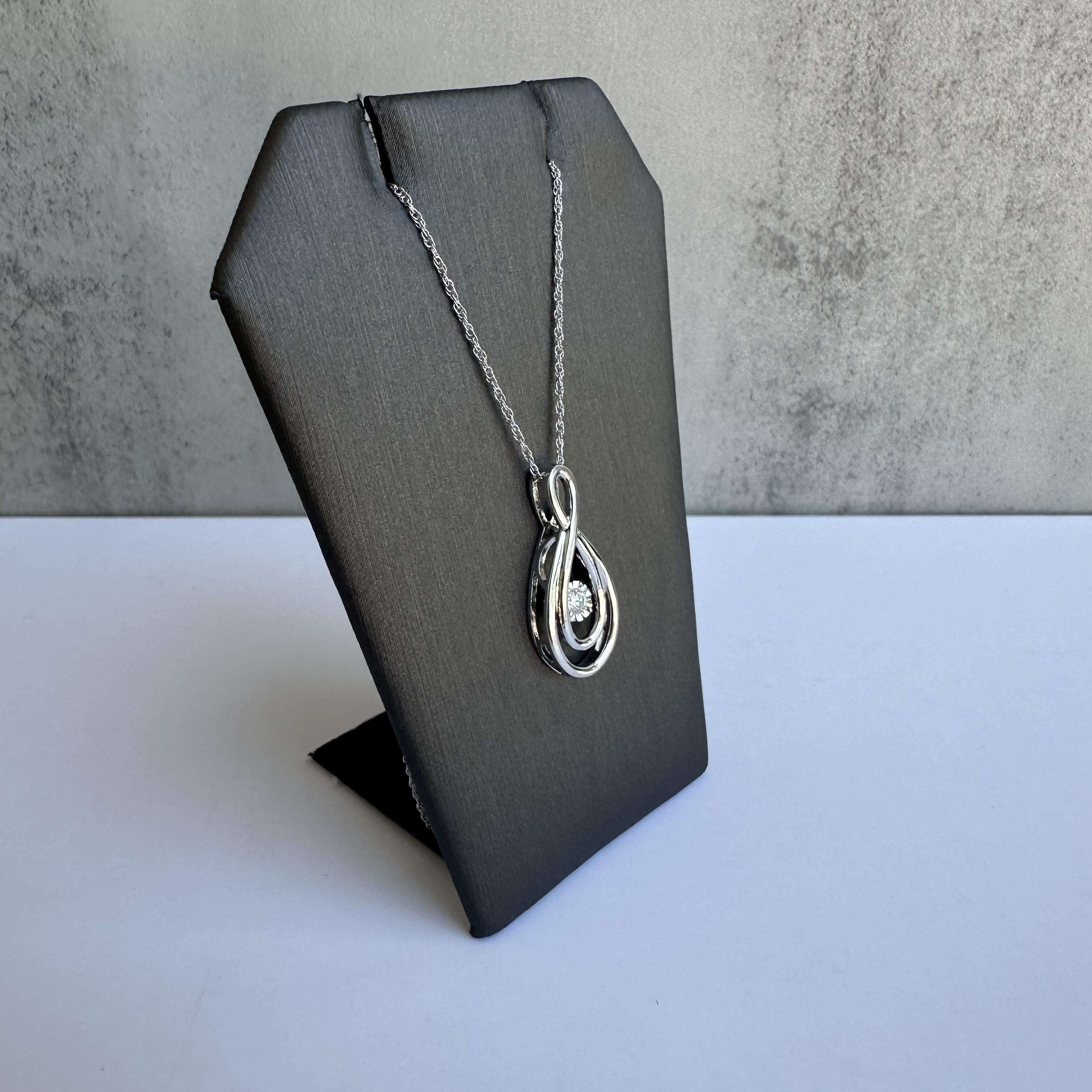 Erweitern Sie Ihre Schmucksammlung mit dieser exquisiten Designer Effy Dancing Diamond Necklace aus Sterling Silber. Mit einem runden Naturdiamanten von 0,10 Karat GH SI in einer Miracle-Plate-Fassung verbindet diese Halskette zeitlose Schönheit mit