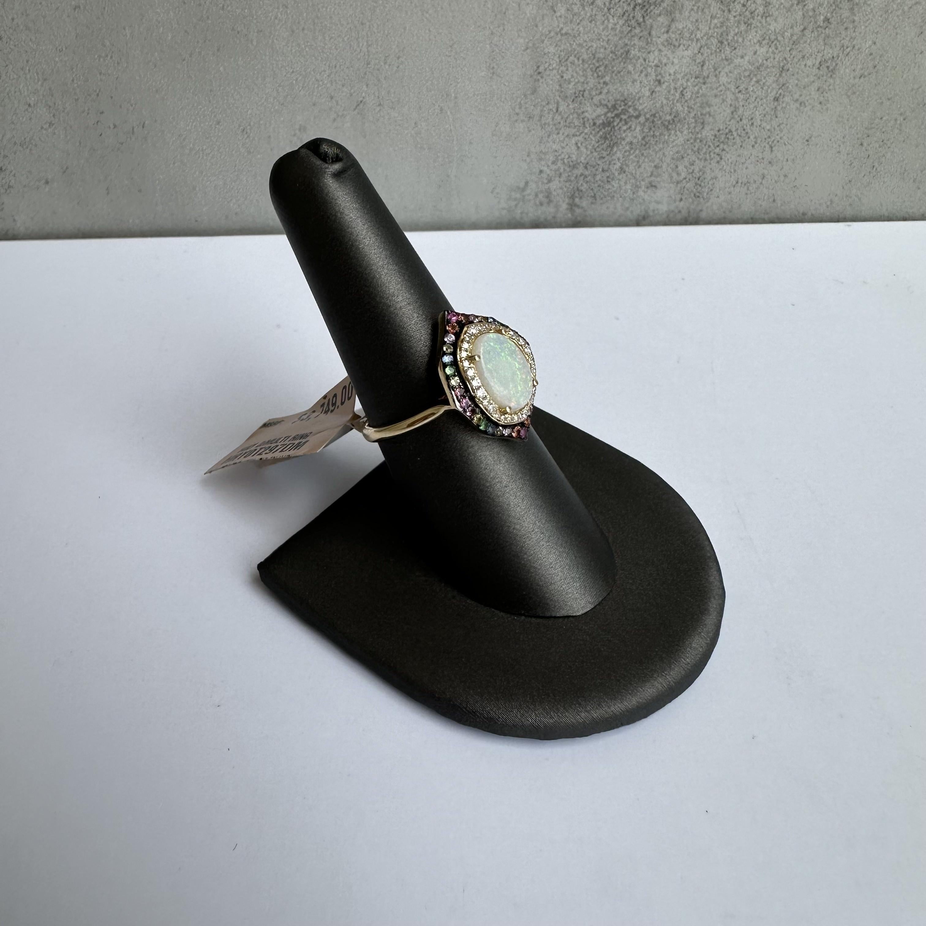 Erweitern Sie Ihre Schmucksammlung mit diesem exquisiten Designer Effy Opal-, Diamant- und gemischten Edelsteinring mit 1,80 Karat natürlichen gemischten Edelsteinen, einschließlich Tsavoriten, Saphiren und Rubinen, und 0,16 Karat GH VS natürlichen