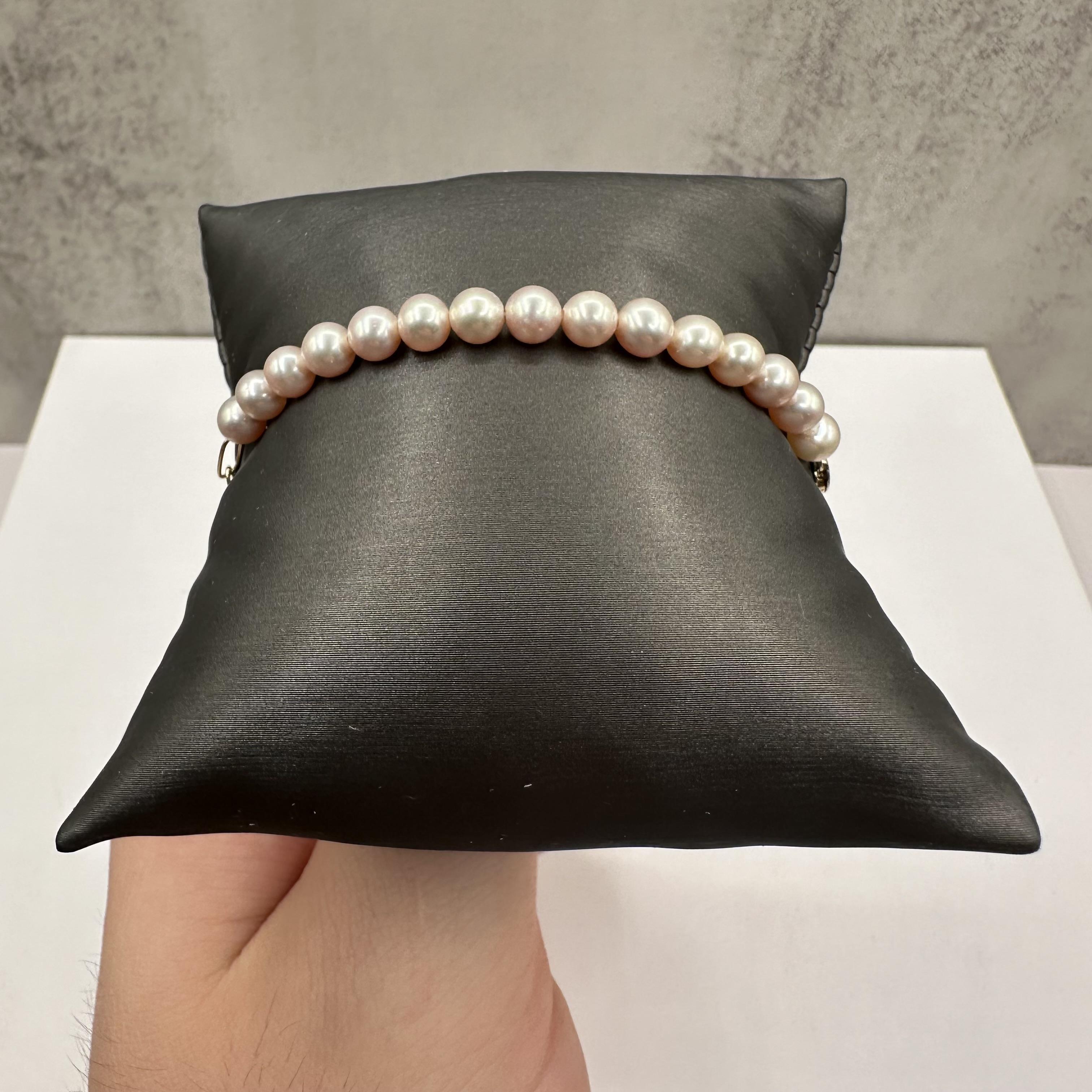 Werten Sie Ihre Schmucksammlung mit diesem exquisiten Designer Effy Perlenarmband aus luxuriösem 14kt Gelbgold auf. Dieses Armband besteht aus eleganten 5,1 mm großen Süßwasserperlen, die an einer stilvollen Büroklammerkette aufgereiht sind und