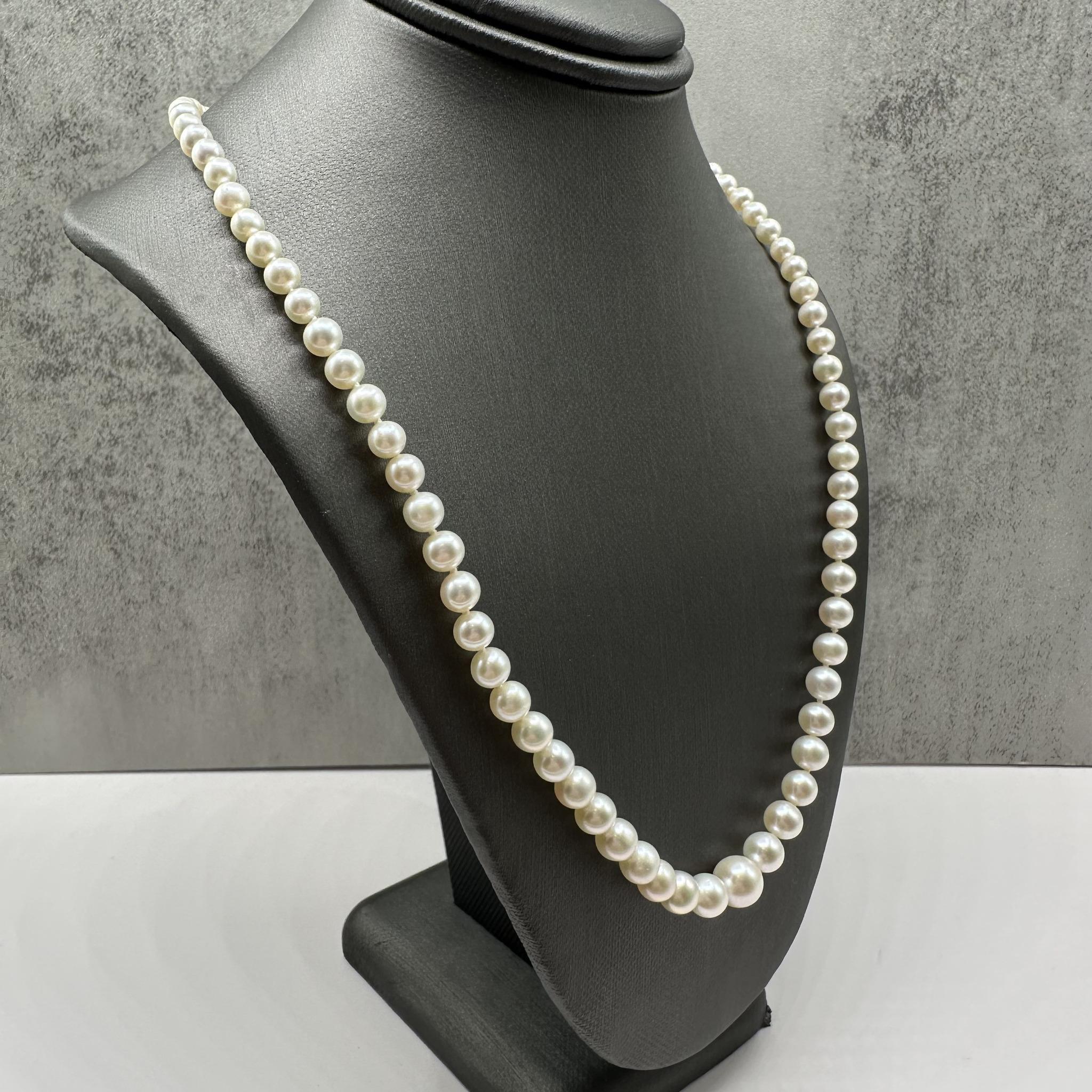 Cet élégant collier de perles Design/One en or jaune 14kt présente des perles d'eau douce graduées, offrant un look raffiné et intemporel. D'une longueur de 18 pouces et d'un poids de 13,4 grammes, il offre à la fois durabilité et confort pour un