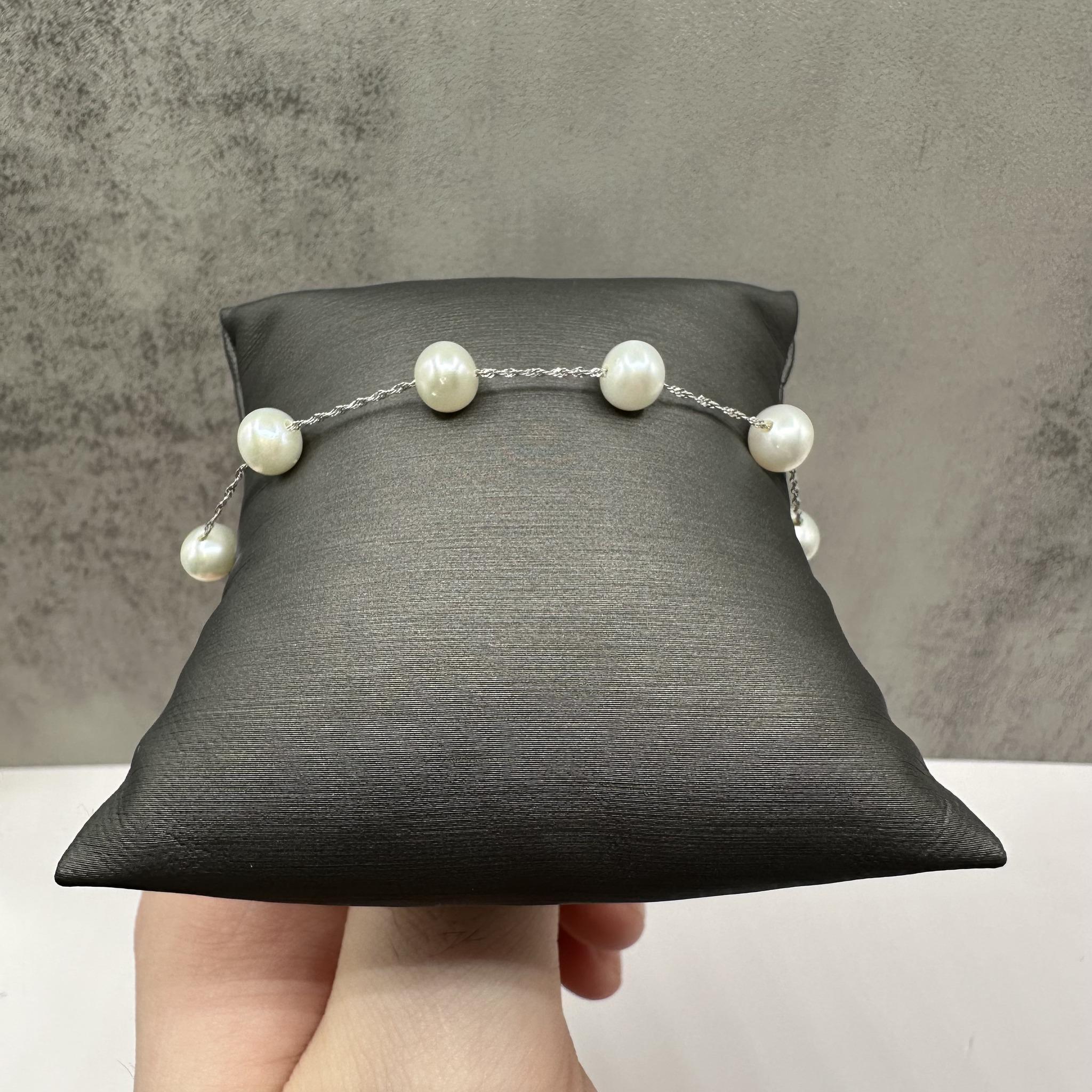 Questo elegante bracciale Designer Effy Pearl Station in oro bianco 14 carati è caratterizzato da splendide perle d'acqua dolce e offre un design classico e sofisticato. Con un peso di 3,4 grammi, offre una vestibilità leggera e confortevole per