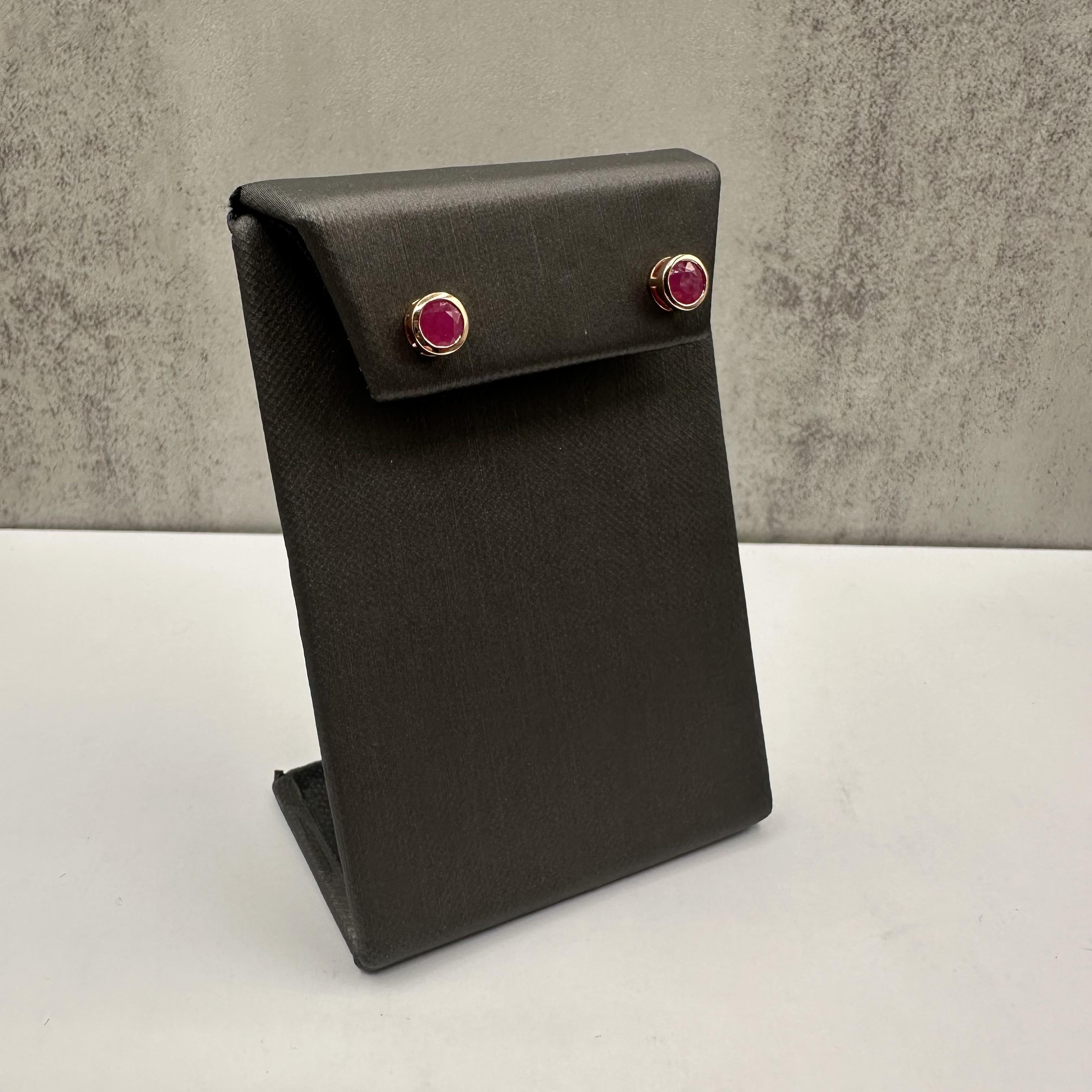 Eleva la tua collezione di gioielli con queste splendide borchie di rubino Effy, realizzate in lussuoso oro rosa 18 carati. Con 1,14 carati di peso totale (ctw) di vibranti rubini rotondi in un'elegante montatura, questi orecchini sono un perfetto