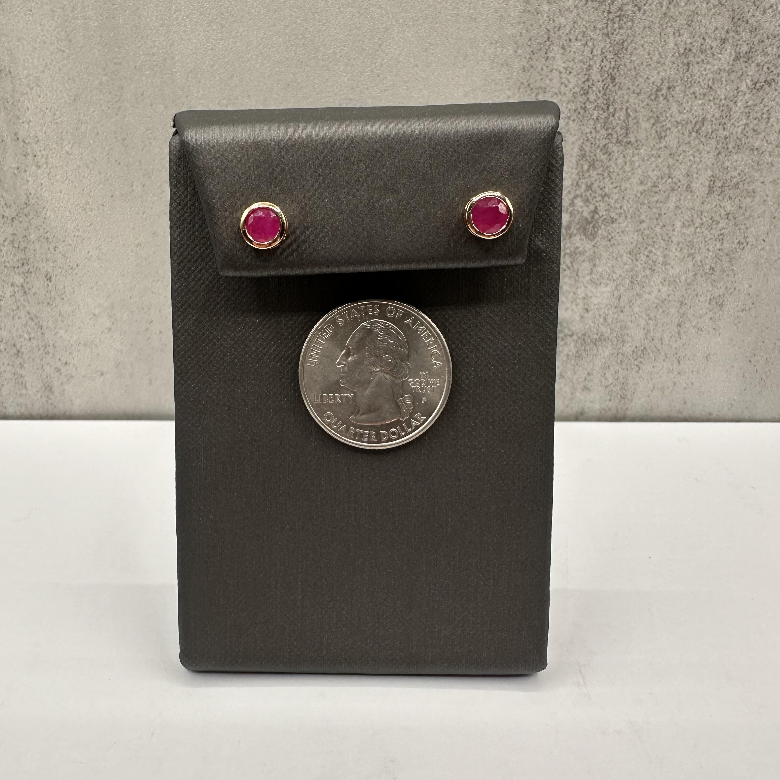 Taglio rotondo Borchie di design Effy in oro rosa 18 carati - Rubini rotondi da 1,14 carati, montatura a castone in vendita