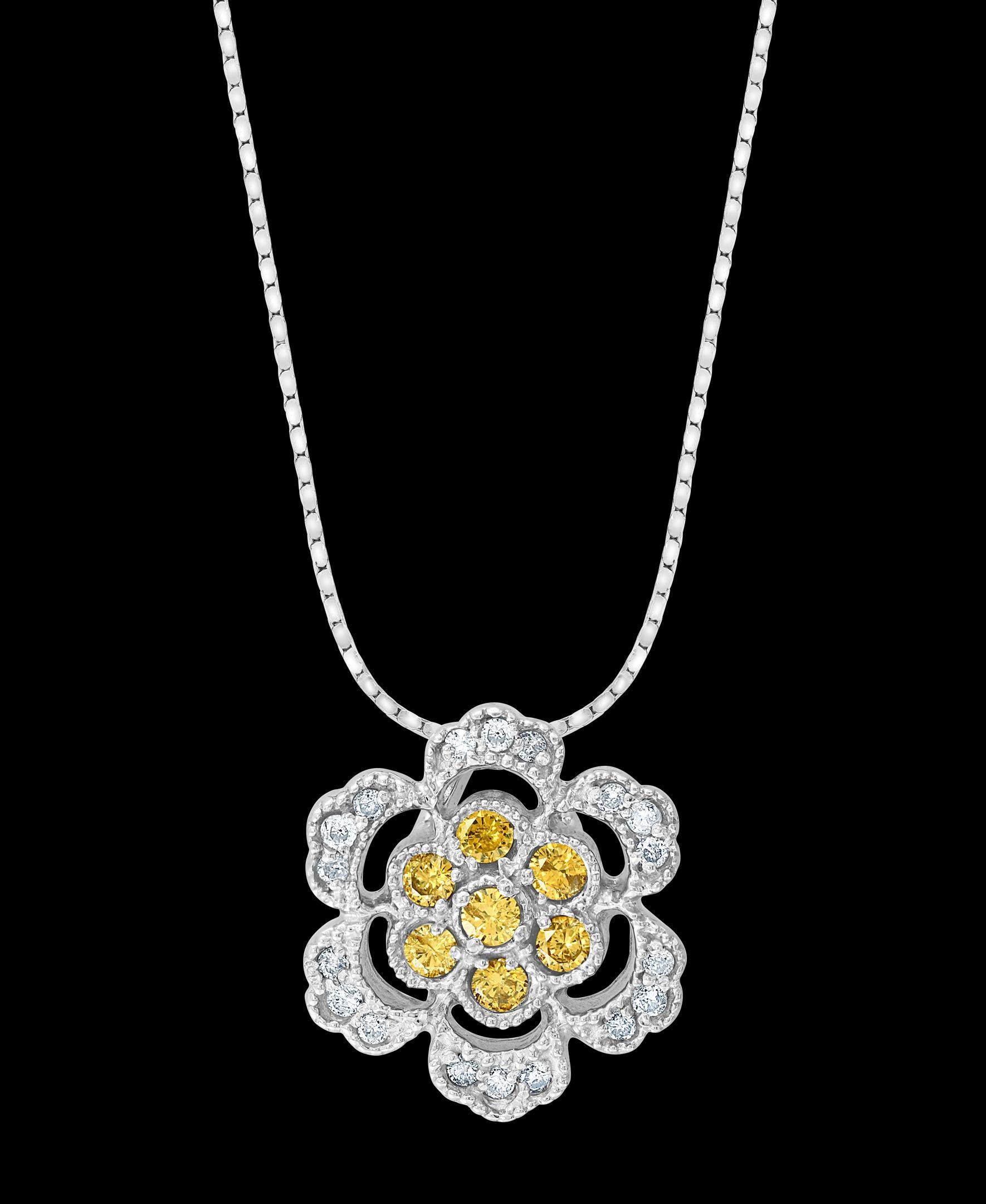 
 Designer Effy's  Ciondolo con diamante giallo e bianco da 0,44 carati con  14 Kt Bianco  Catena d'oro
Questo splendido ciondolo  splendidamente realizzato con 14 carati  Oro bianco .
Peso dell'oro 14 K 4,1 grammi
18  bianco rotondo  Diamanti
7