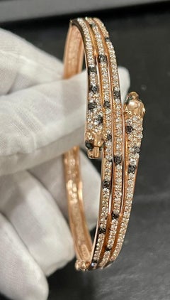 Designer-Armreif aus 14 Karat Roségold mit 1,71 Karat schwarzen und weißen Diamanten