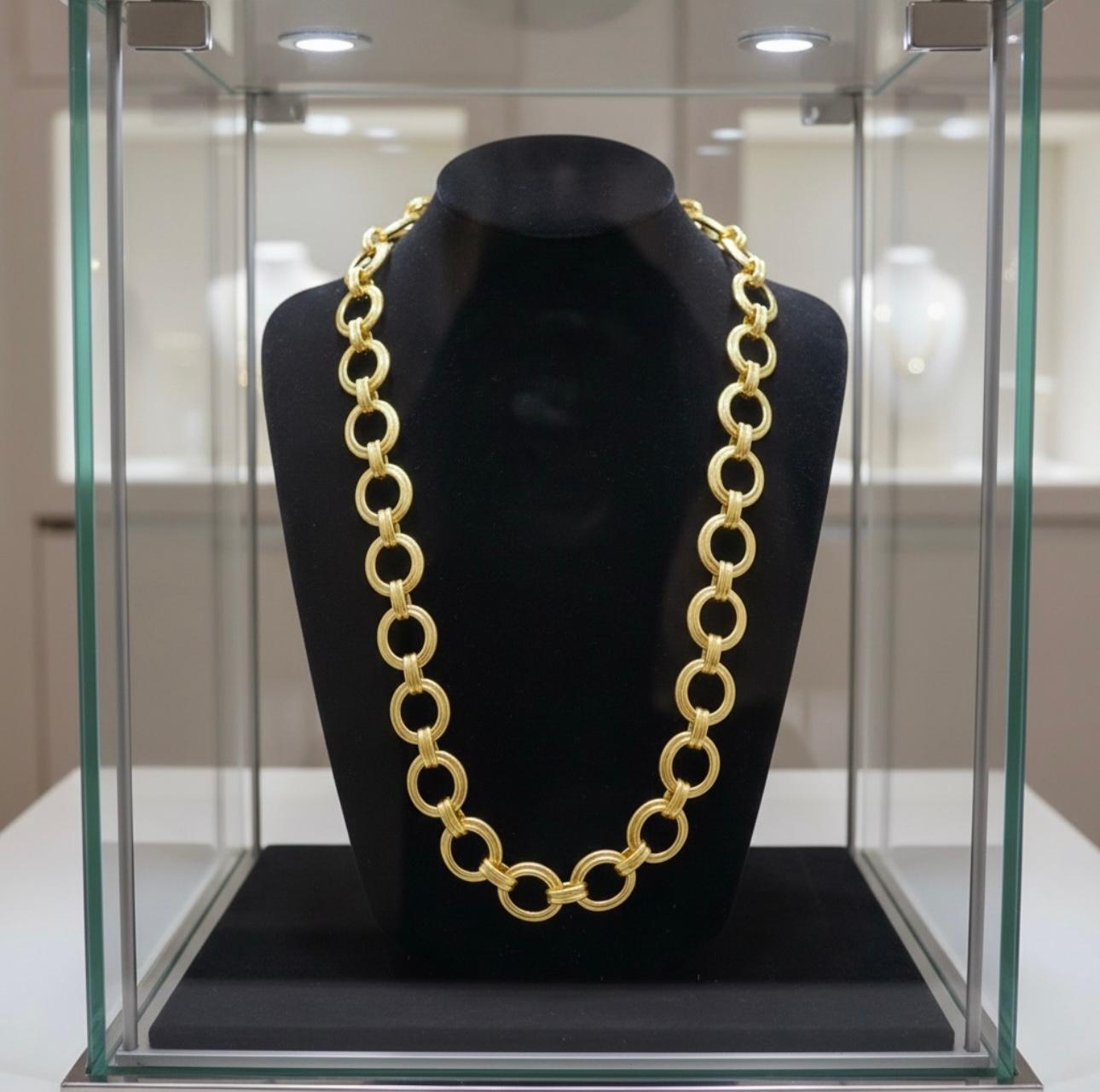 Ce collier Elizabeth Locke, réalisé en or jaune 19K et pesant environ 116,62 g, est un exemple de luxe raffiné et de savoir-faire artisanal. Conçu par la célèbre Elizabeth Locke, dont la passion pour la joaillerie est née de sa formation en