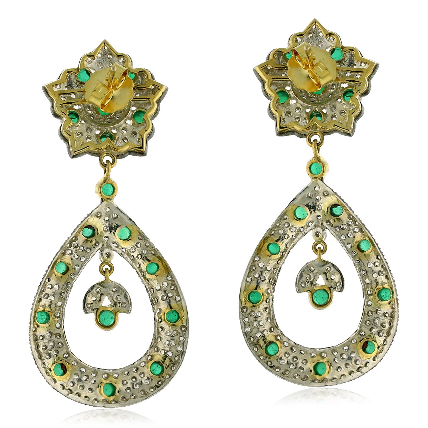 Questo affascinante orecchino a pendente con smeraldo e diamante di design floreale in oro e argento è molto bello.

Oro 14kt: 11,87 g
Diamante: 3,55 carati
Argento: 10,54 g.
Smeraldo: 5,21 carati
