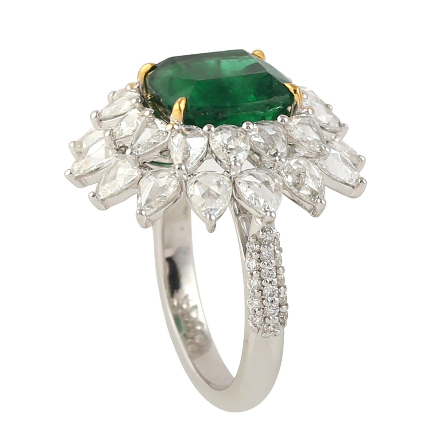 Designer Emerald and White Diamond Ring in 18K white Gold In New Condition In New York, NY