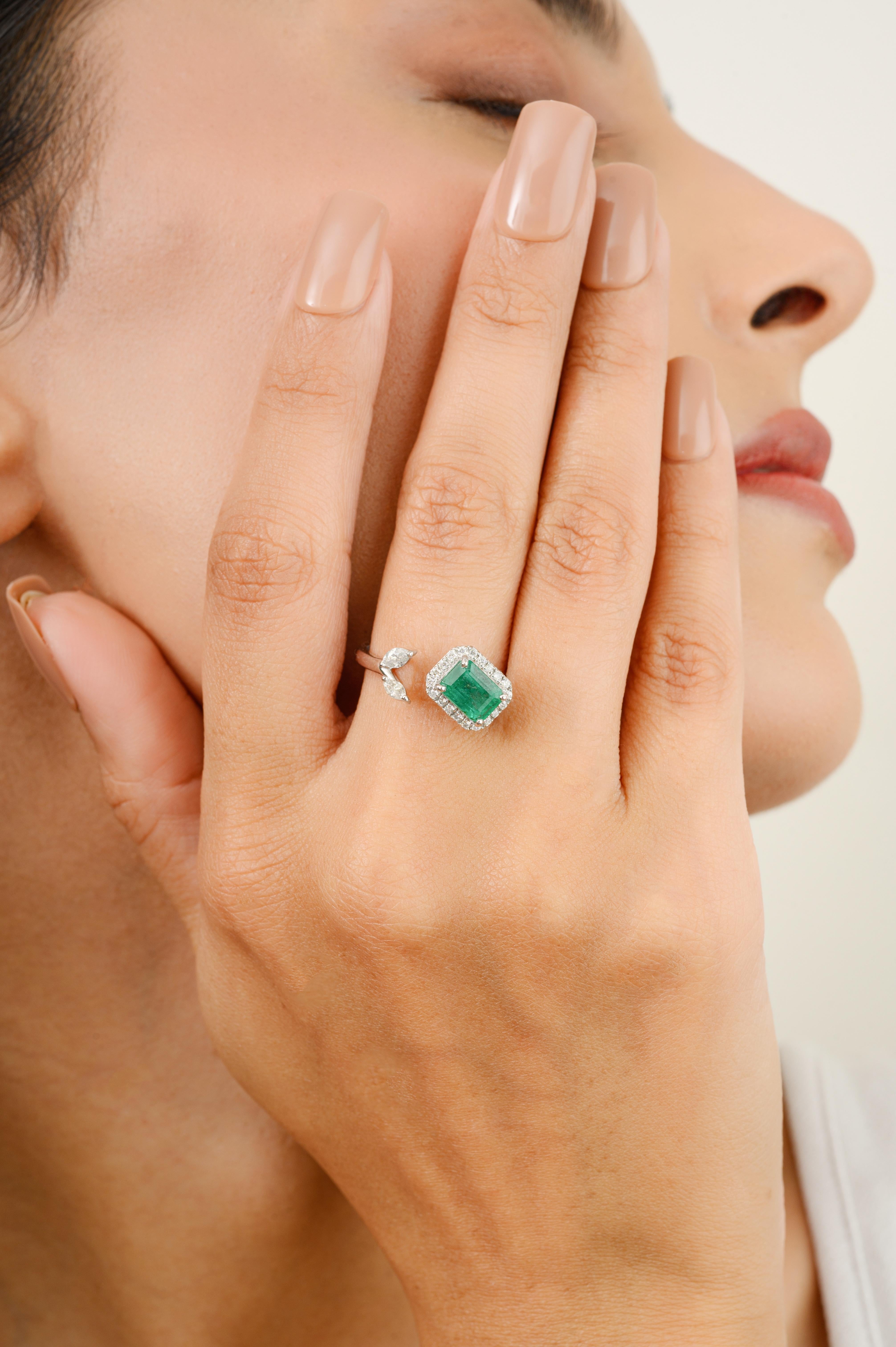 Im Angebot: Designer Smaragd Diamant offener Ring für Hochzeit Crafted in 14k massivem Weißgold () 2