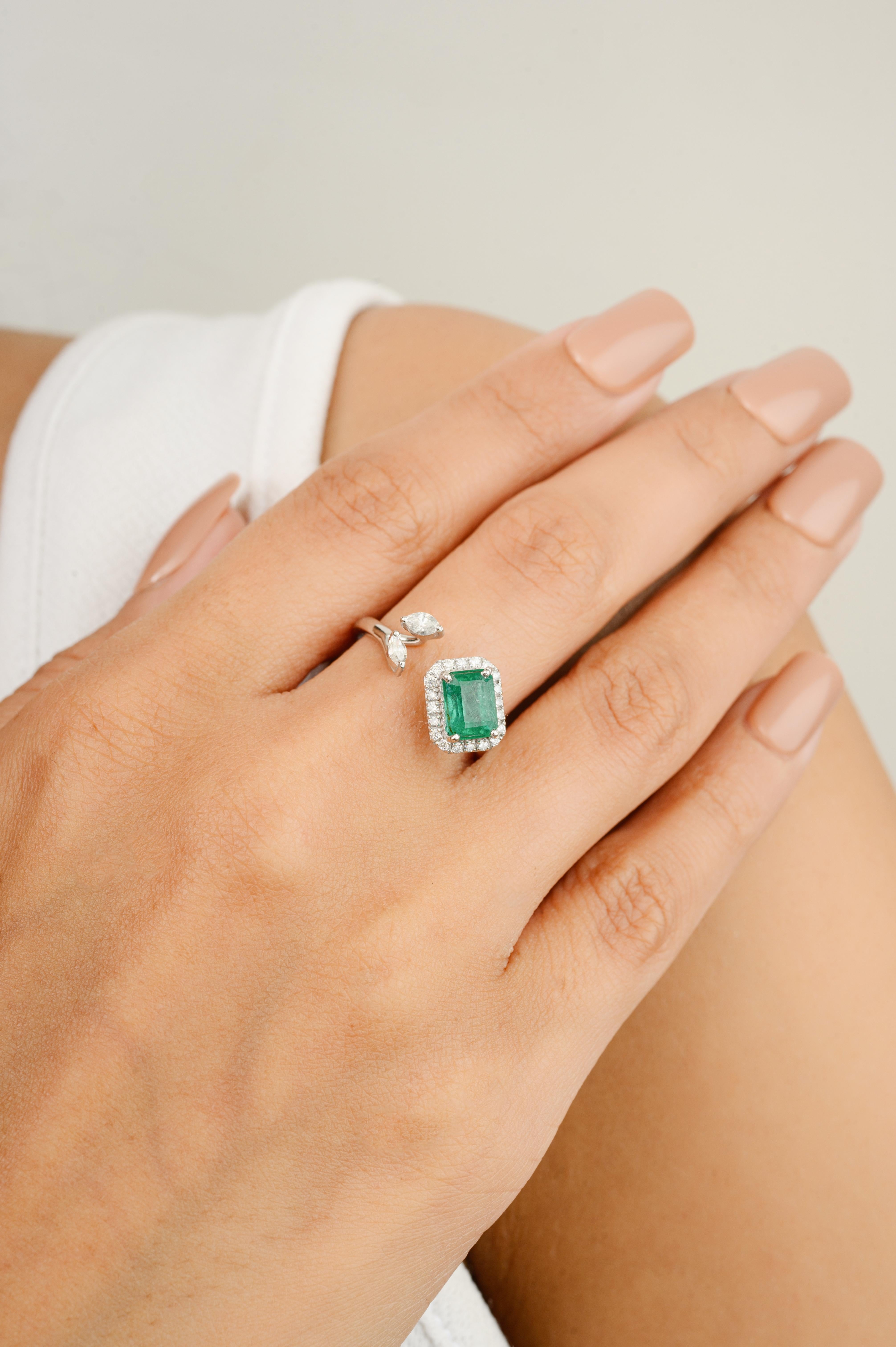 Im Angebot: Designer Smaragd Diamant offener Ring für Hochzeit Crafted in 14k massivem Weißgold () 4