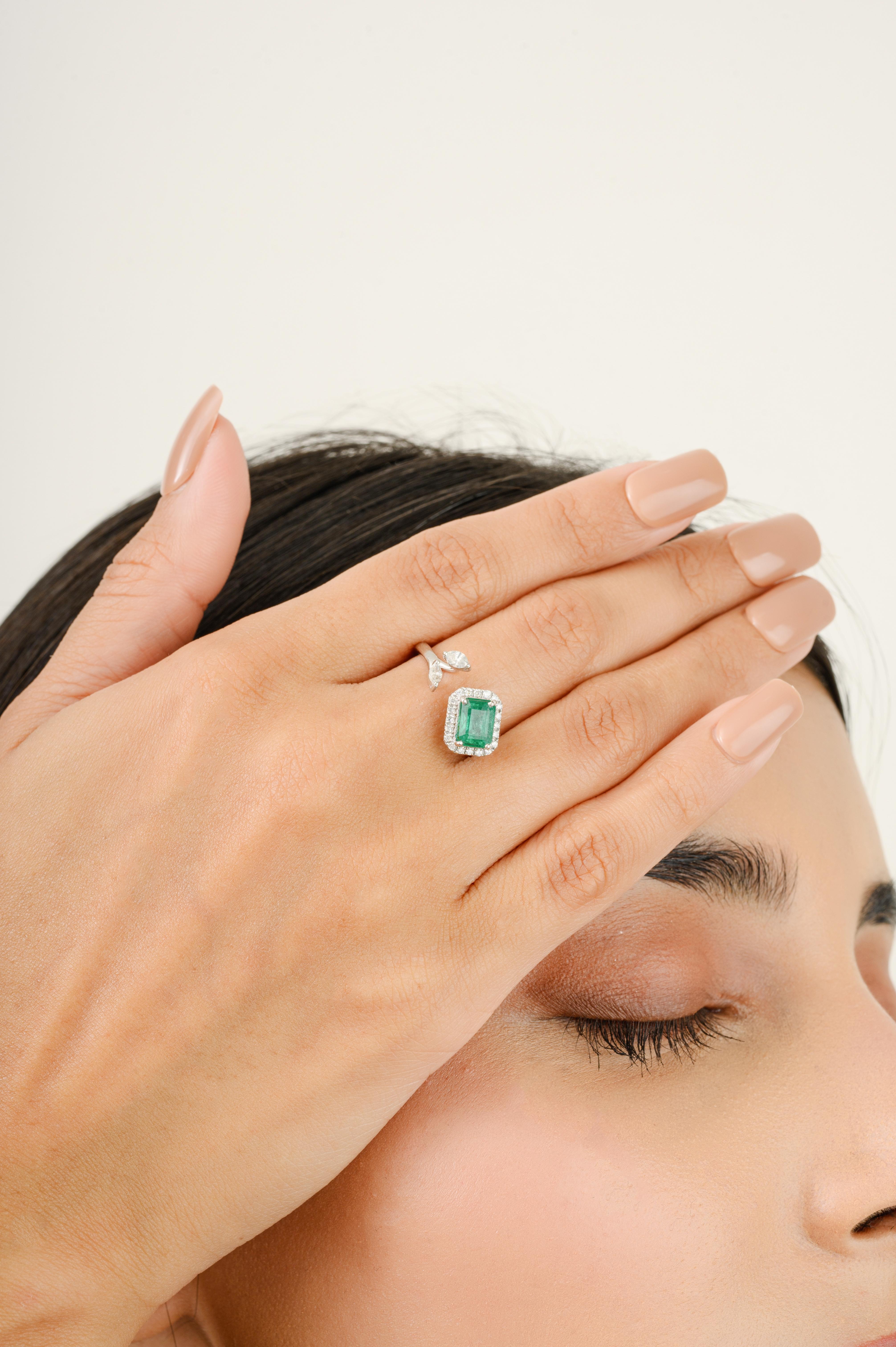 Im Angebot: Designer Smaragd Diamant offener Ring für Hochzeit Crafted in 14k massivem Weißgold () 6