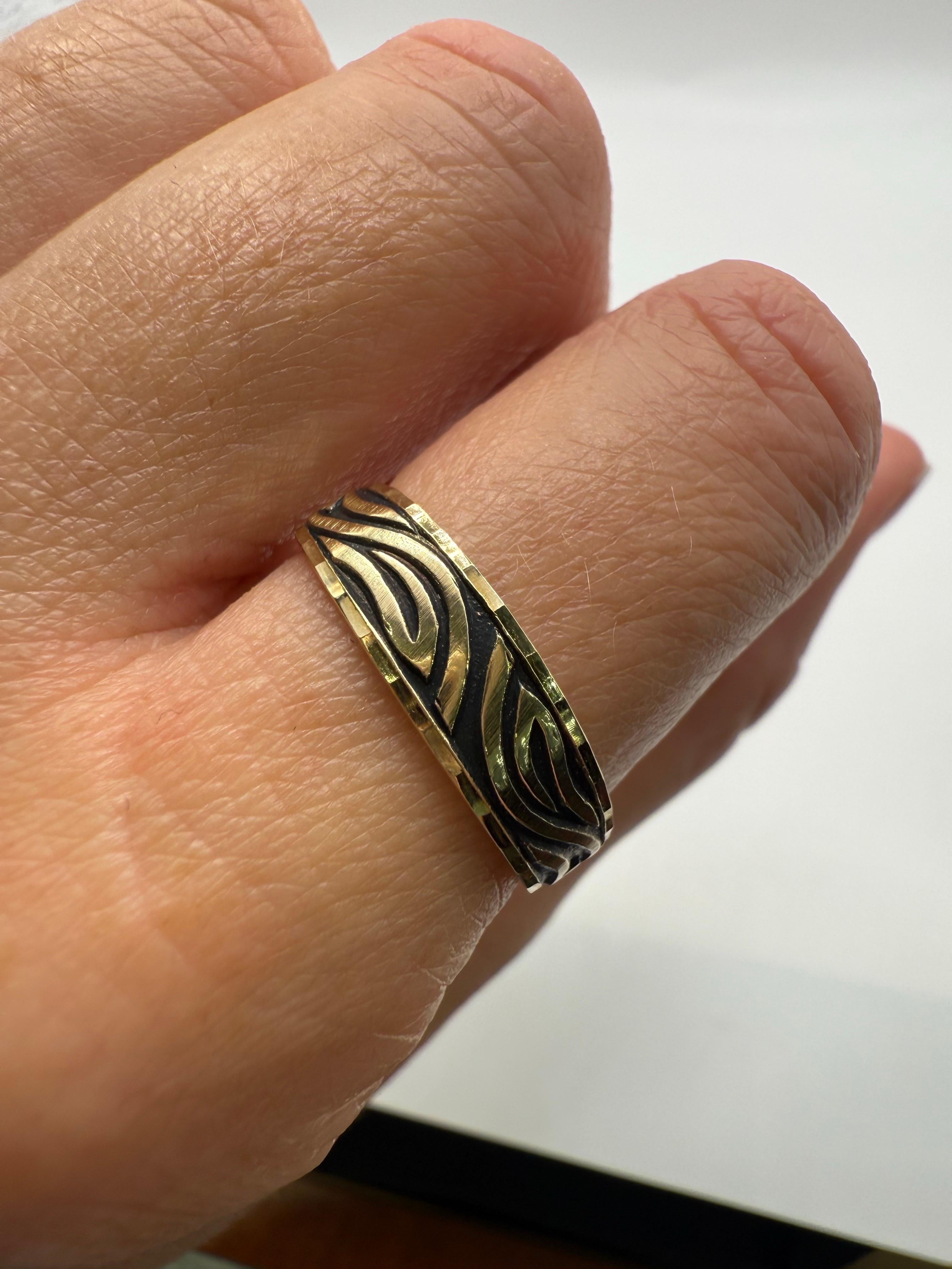 Interessante anello a onda realizzato con smalto nero in oro giallo 14KT. Taglia 8 (può essere ridimensionata)
L'anello è fatto a mano.

**Tutti gli oggetti lasciano la nostra sede con un certificato a nome dell'acquirente, politica aziendale!