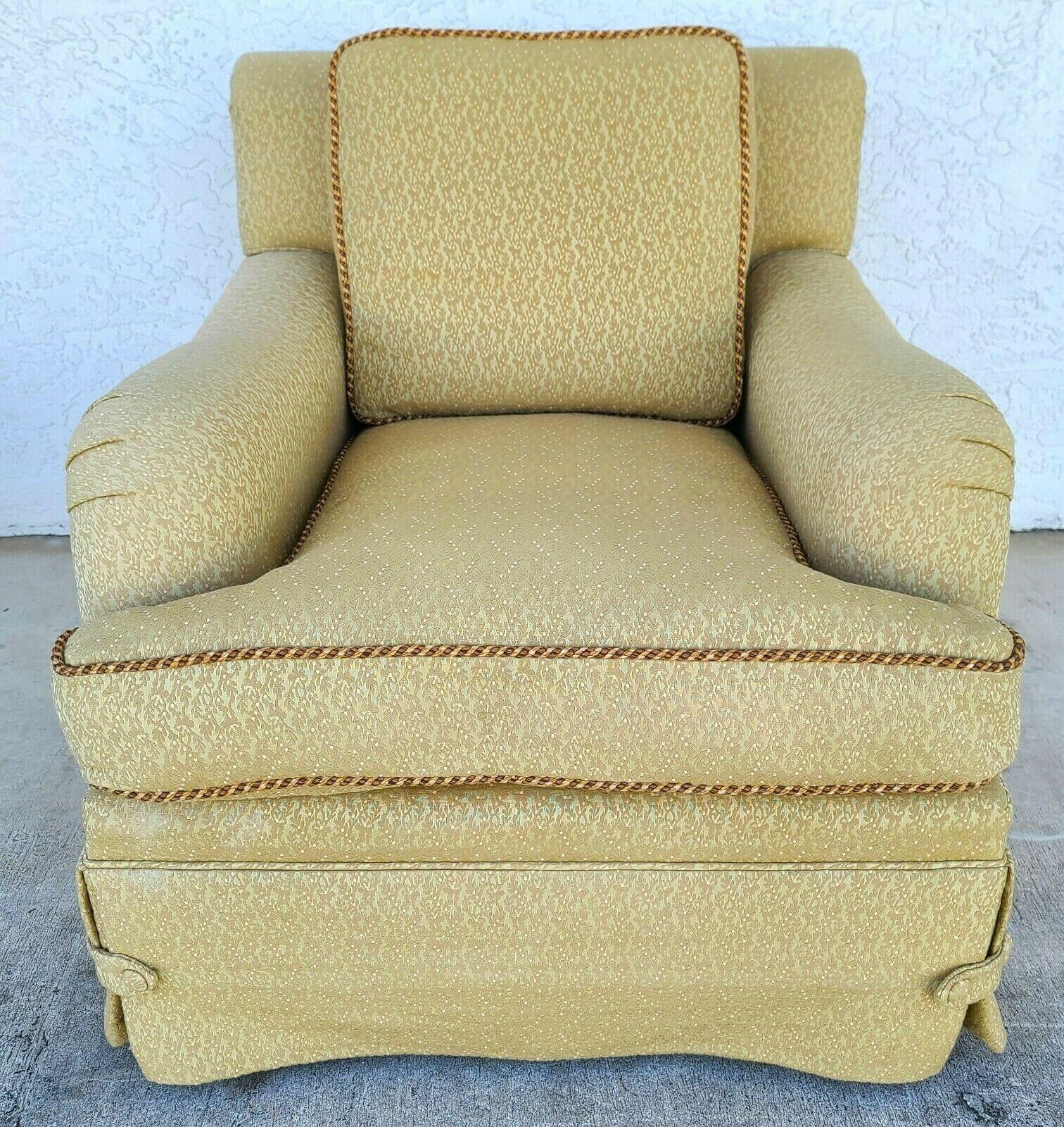 Angebot einer unserer jüngsten Palm Beach Estate Fine Furniture Acquisitions of A
Designer English Swivel Lounge Chair von C Brett Carter mit 360-Grad-Drehung, daunengefüllten Kissen, koordinierten geflochtenen Paspeln und Coral-gemustertem