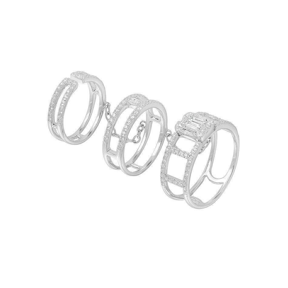 Taille ronde Bague en or à trois diamants blancs de créateur de mode et de bijouterie fine en vente