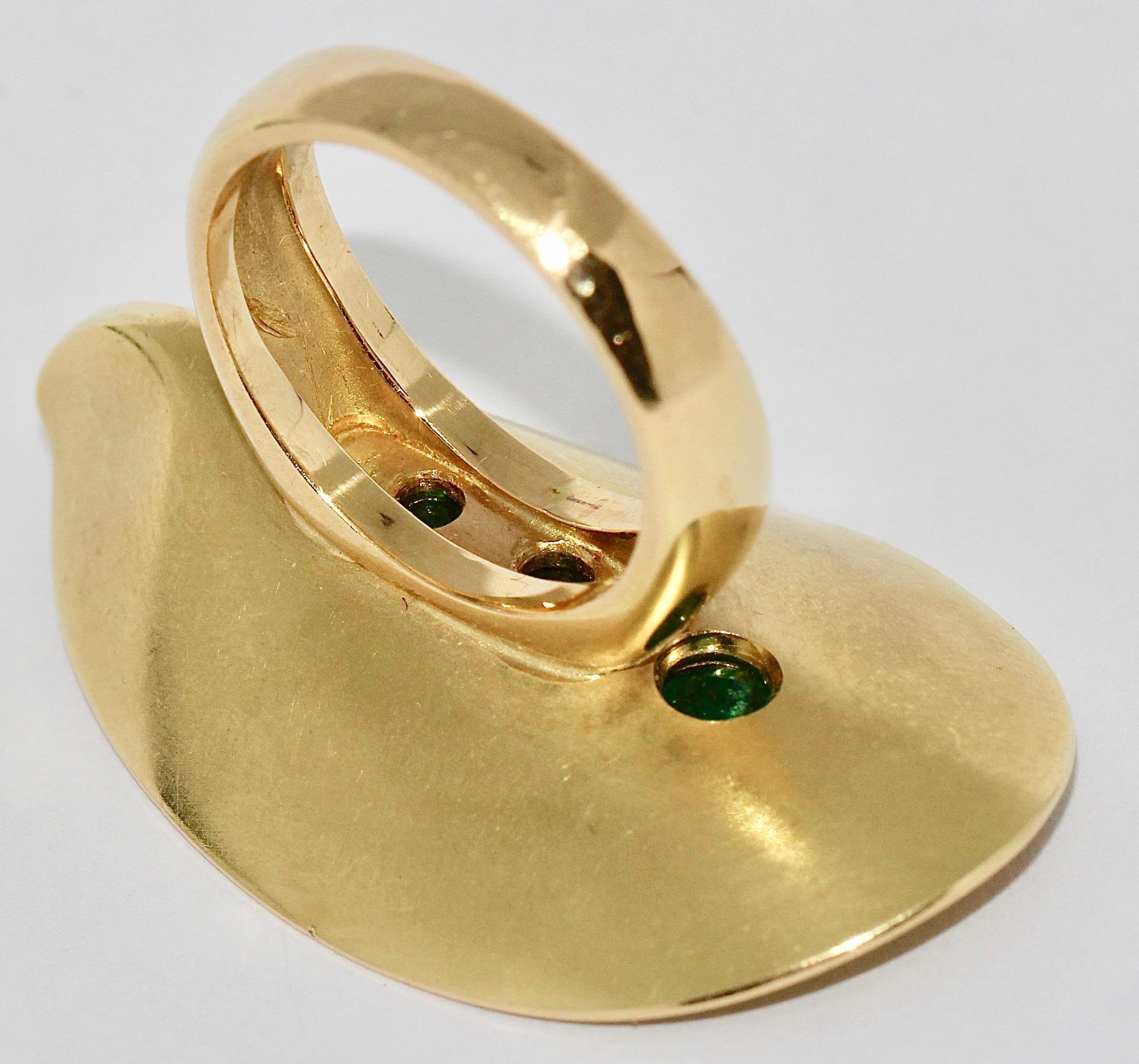 Designer Fashion Ring, 18 Karat Gold with Emeralds and Pearl In Good Condition For Sale In Berlin, DE