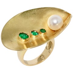 Anillo de moda de diseño, oro de 18 quilates con esmeraldas y perla