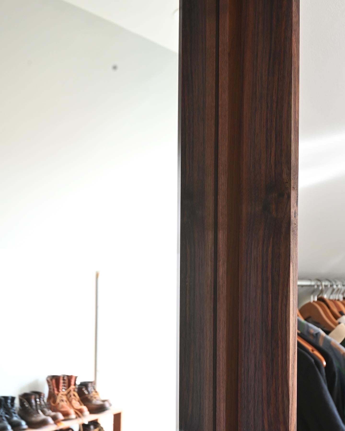 Schwebender Designer-Spiegel aus Nussbaumholz in voller Länge (Moderne) im Angebot