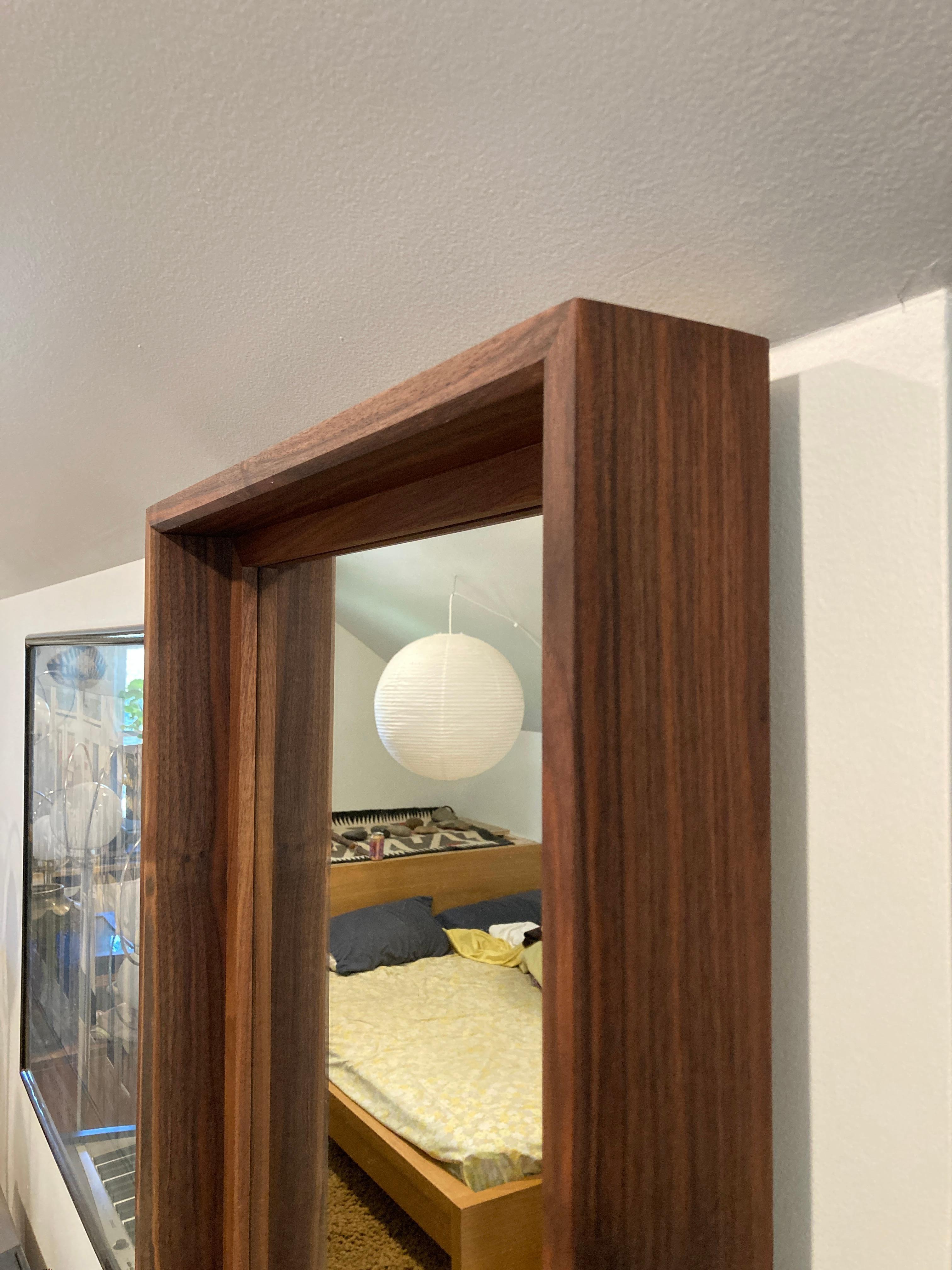 Schwebender Designer-Spiegel aus Nussbaumholz in voller Länge (amerikanisch) im Angebot