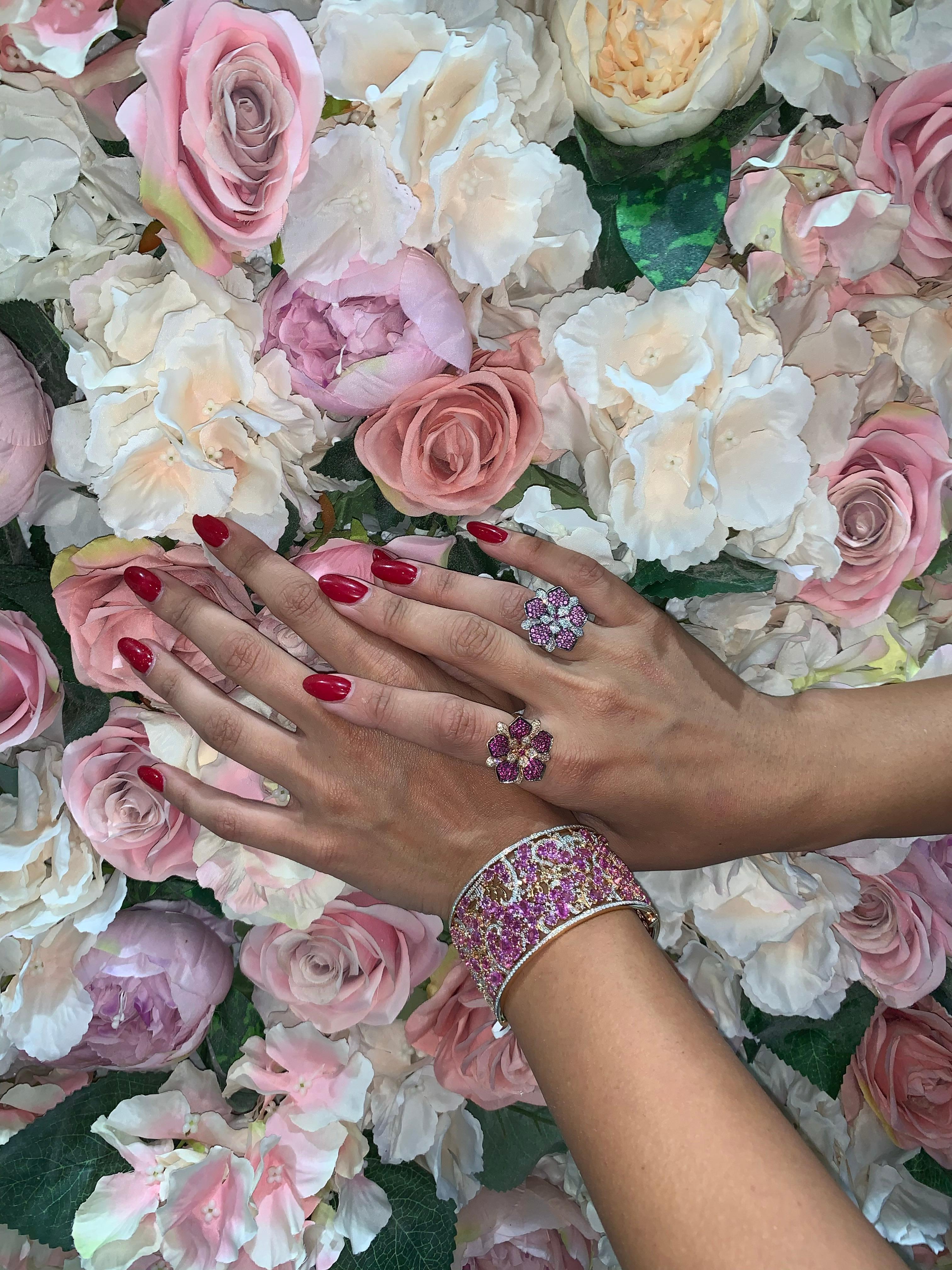 Dieser Ring ist Teil der exklusiven Floral Fantasy Collection'S, die von Sunita Nahata präsentiert wird. Diese einfachen Blumenmuster erhalten durch die mehrschichtige architektonische Konstruktion der Stücke einen eleganten Touch. Darüber hinaus
