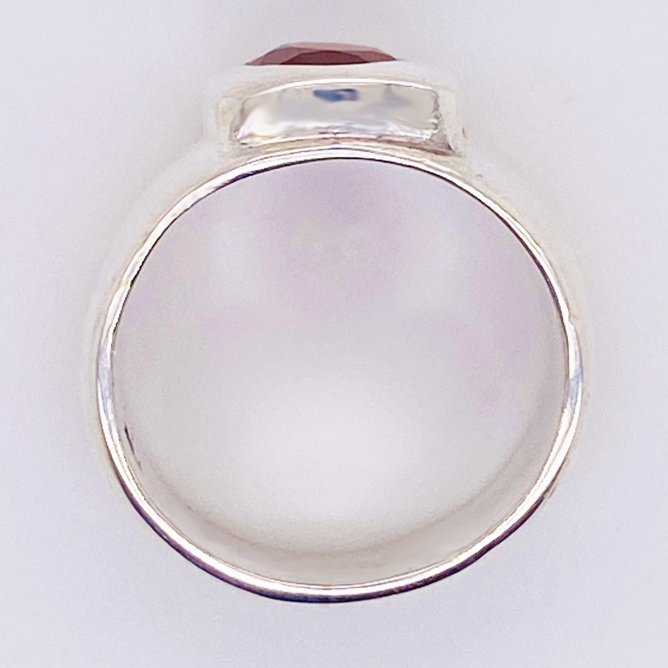 Taille ovale Bague de créateur en grenat, argent sterling, large anneau, bague faite à la main sertie d'un chaton