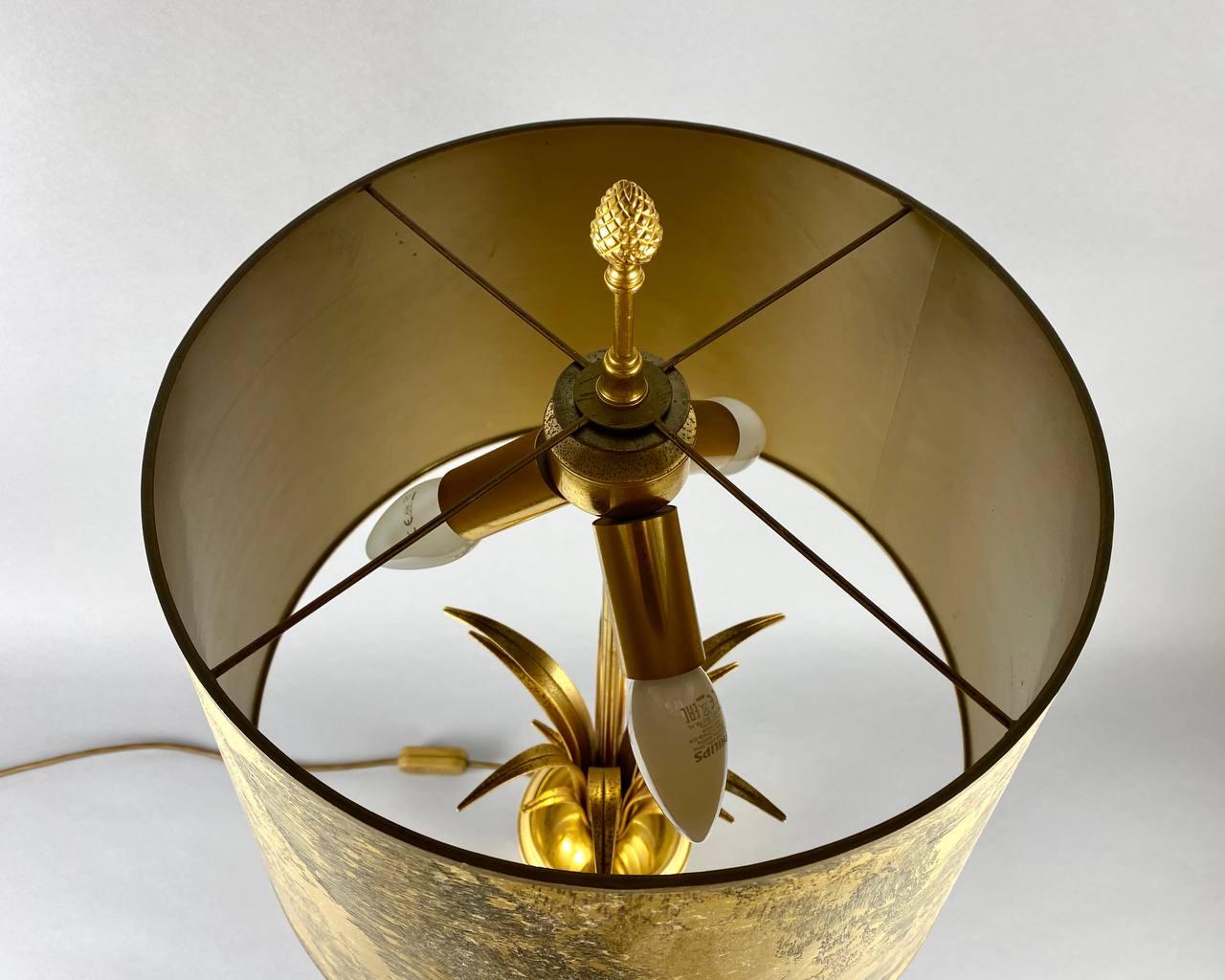 Magnifique lampe à poser Boulanger du milieu du siècle, dans le style de la Maison Charles, en métal doré et avec un abat-jour d'origine. Décoré de feuilles d'ananas.

 Belgique, années 1980. Lampe de table et abat-jour vintage original.

 Il a