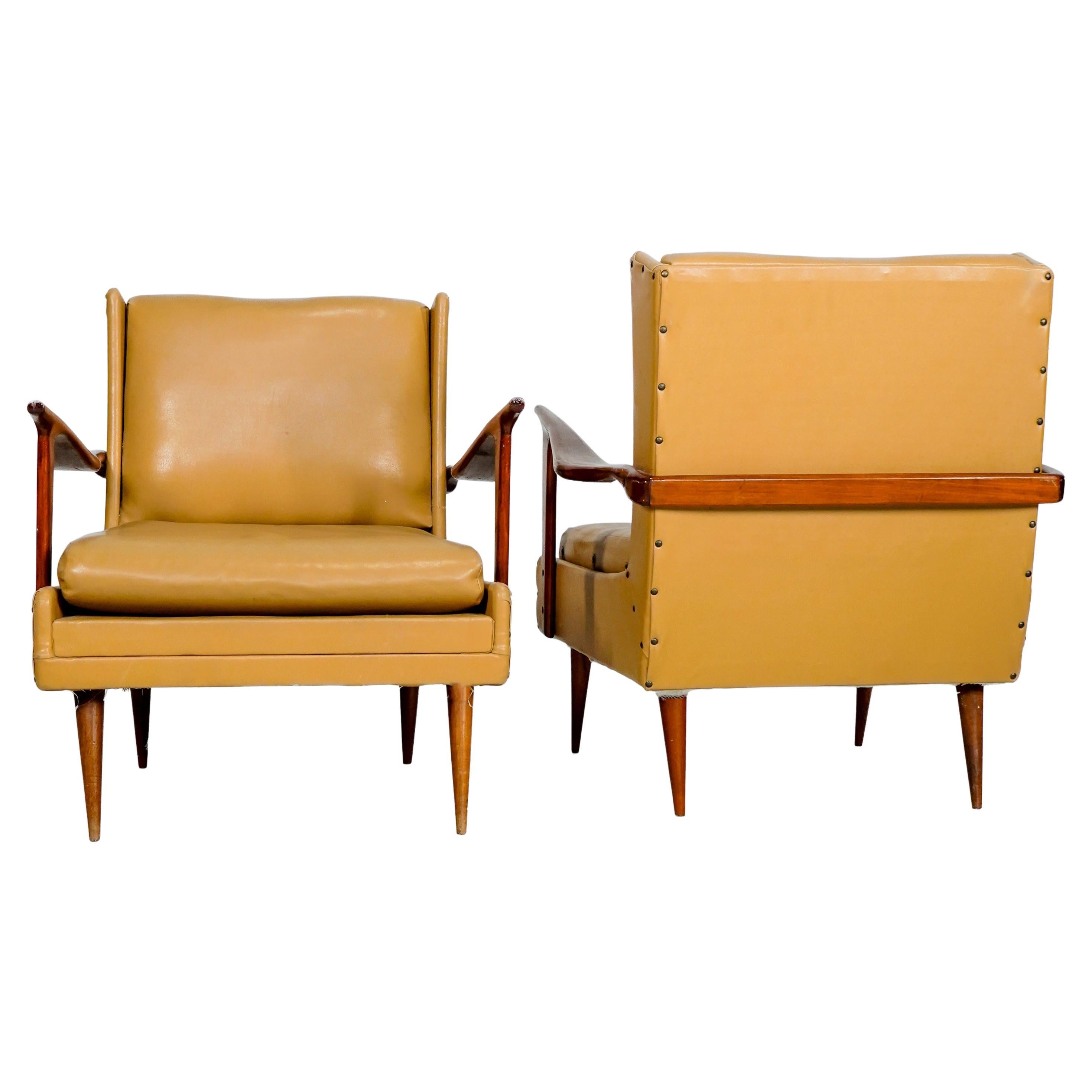 Designer Giuseppe Scapinelli - 1960. Zwei massive Caviúna-Sessel, noch nicht restauriert. Die Wiederherstellung kann zum Zeitpunkt des Kaufs beantragt werden. Das Sofa ist ebenfalls erhältlich; bitte fragen Sie uns nach dem Preis.

Giuseppe