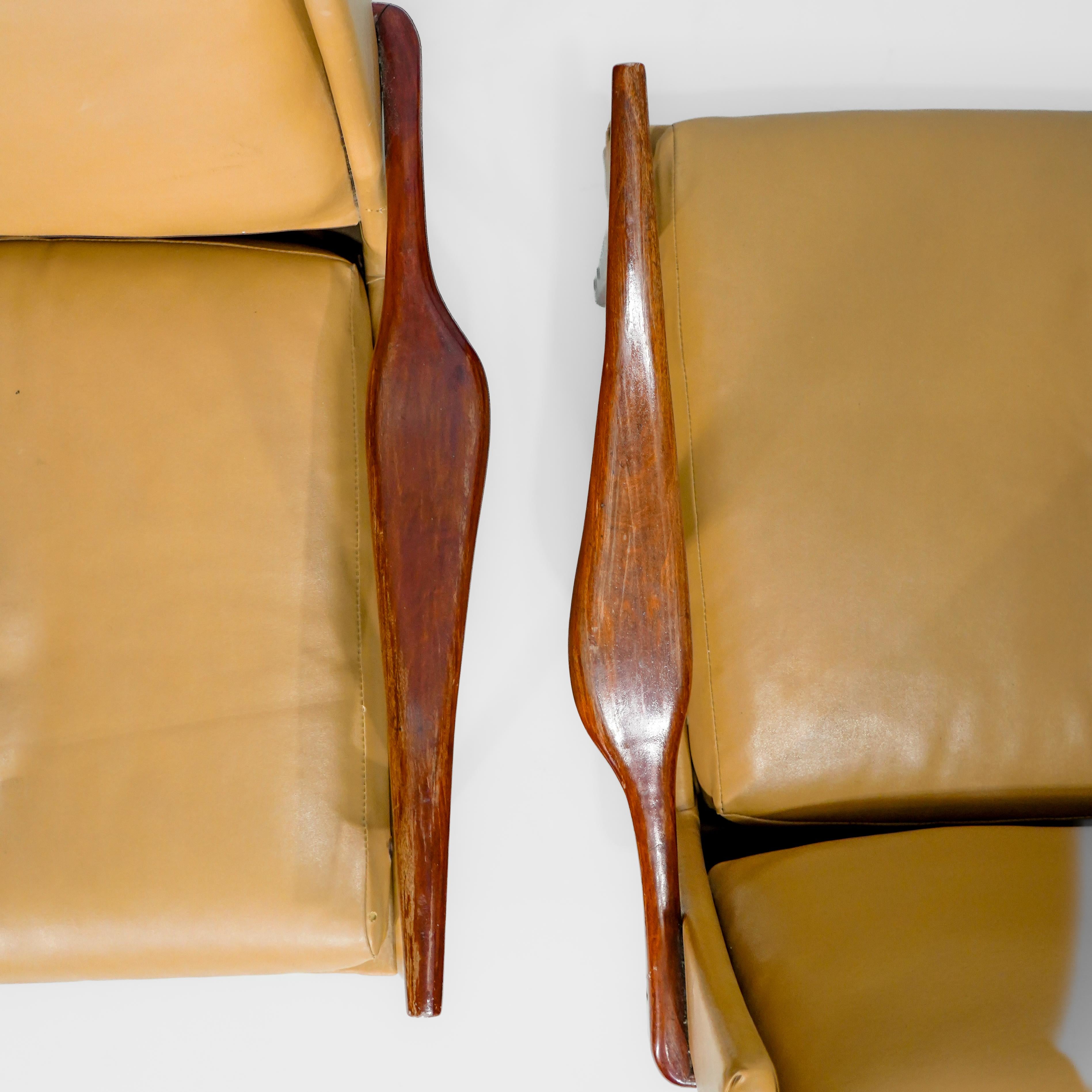 Designer Giuseppe Scapinelli - 1960. Paar massive Caviúna-Sessel. (Mitte des 20. Jahrhunderts) im Angebot