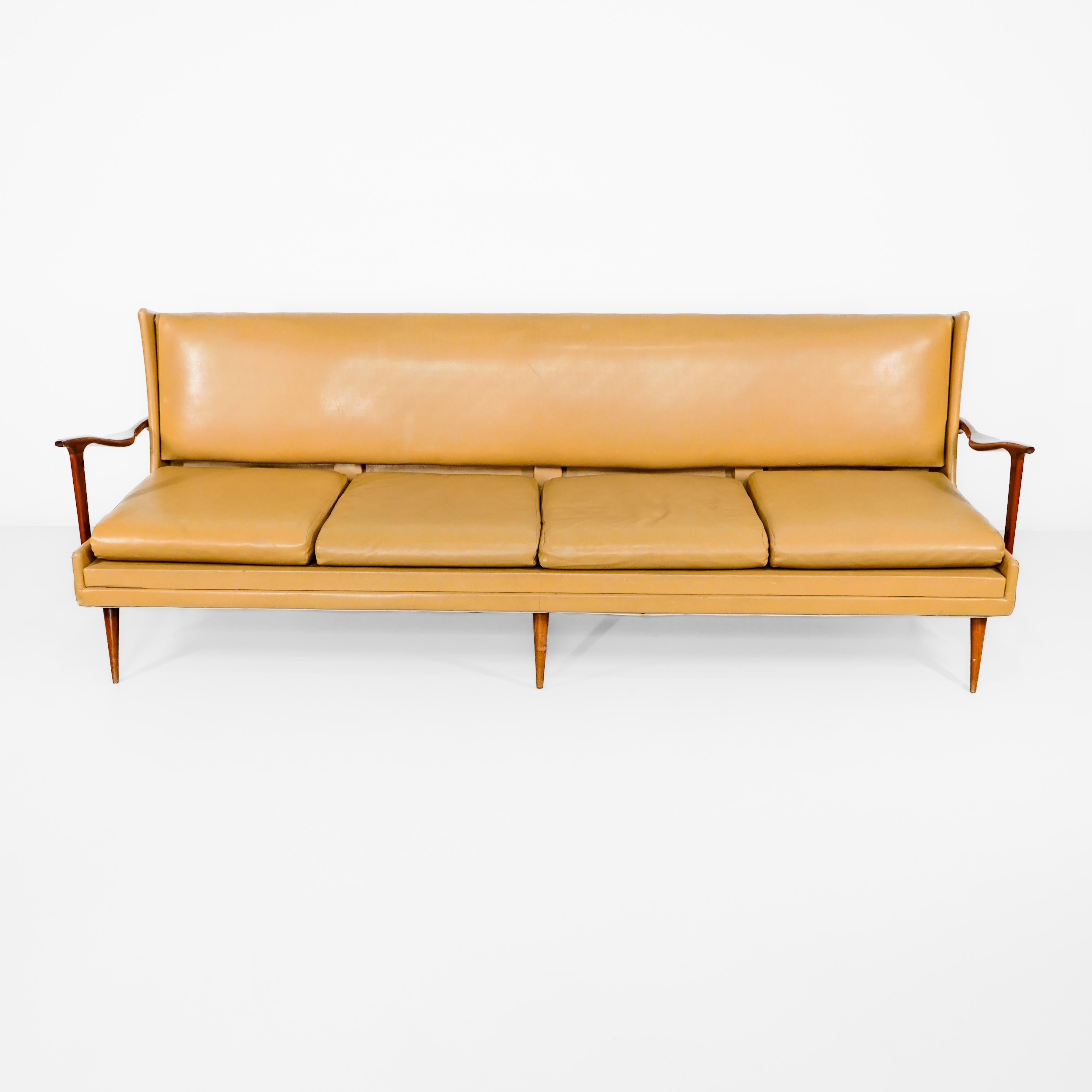 Design Giuseppe Scapinelli - 1960. Canapé en bois massif de Caviúna. Pas encore restauré. La restauration peut être demandée au moment de l'achat. Les fauteuils sont également disponibles ; veuillez nous contacter pour connaître les prix.

Giuseppe