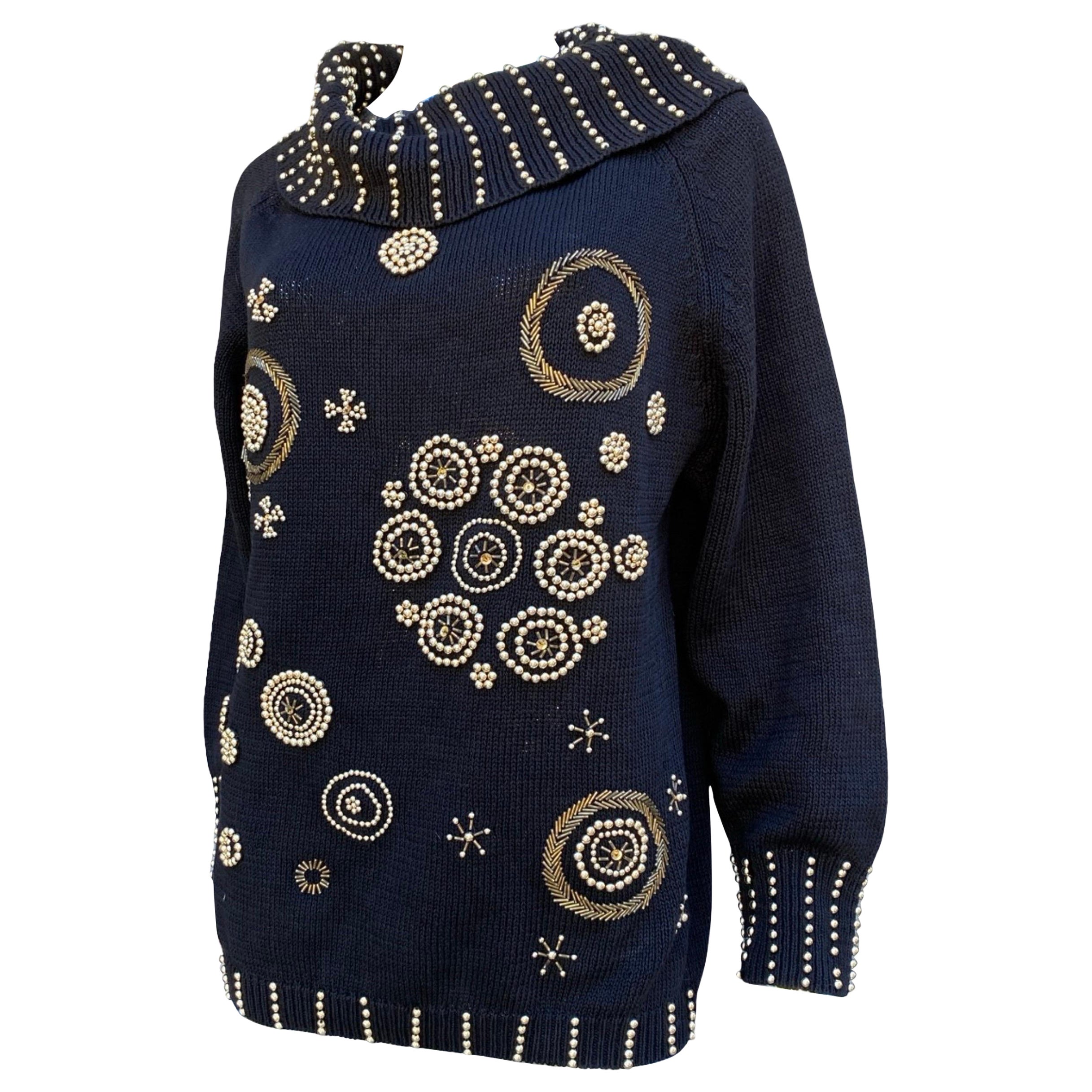 Il est parfait pour les fêtes de fin d'année, mais tellement glam et chic qu'il peut être porté toute l'année ! Un col roulé drapé et ouvert avec les plus spectaculaires perles dorées faites à la main ! Avec un pantalon ou une jupe, c'est tellement