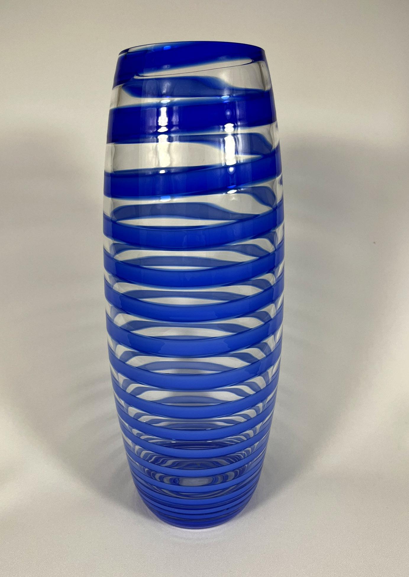 Sehr schöne Designervase aus mundgeblasenem Glas von der bekannten Firma - Ajeto Lindava - Tschechische Republik - Die Vase wurde in Collaboration mit dem berühmten italienischen Designer Luca Trazzi hergestellt. Der Körper der Vase ist aus klarem