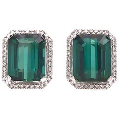 Pendientes de diseño con halo de diamantes y turmalina verde, oro blanco de 18 quilates