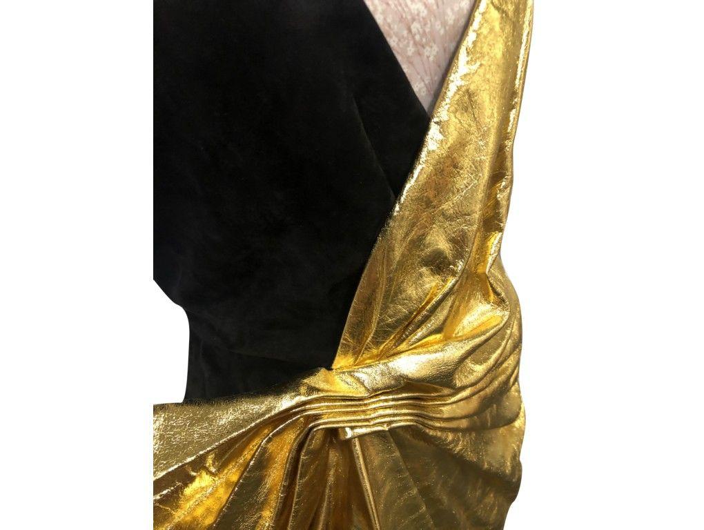 Beautiful Gucci Black and Gold asymmetrical dress for sale in gold leather and black suede. This is a new item which retailed for £2400..!


BRAND	
Gucci

FEATURES	
Made in Italy, Zip fastening at waist, Asymmetric shape, Gold leather, Black