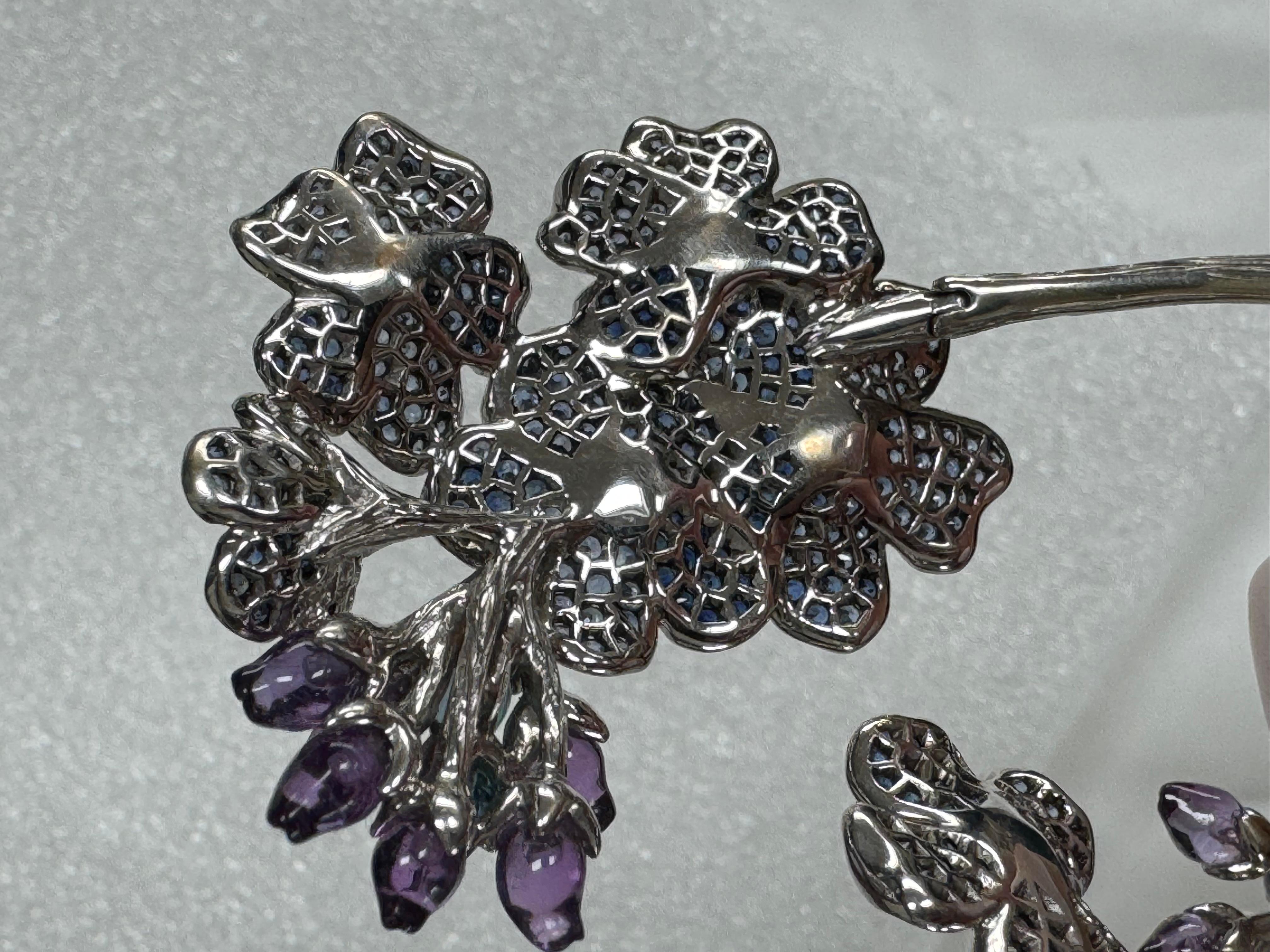Designer Hand Bracelet with Blue Sapphire Flowers In New Condition For Sale In Paris, Ile-de-France
