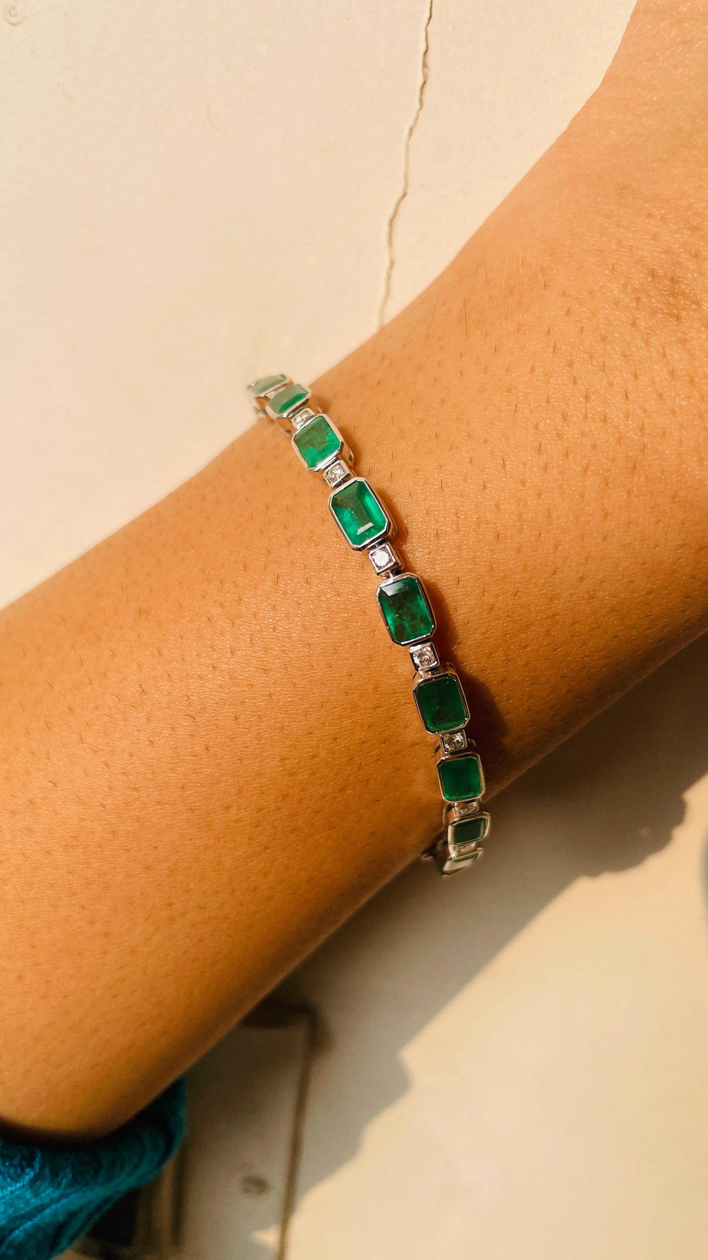 Handgefertigtes Designer-Tennisarmband aus 18 Karat Weißgold mit 11,5 Karat Smaragd und Diamant im Angebot 5