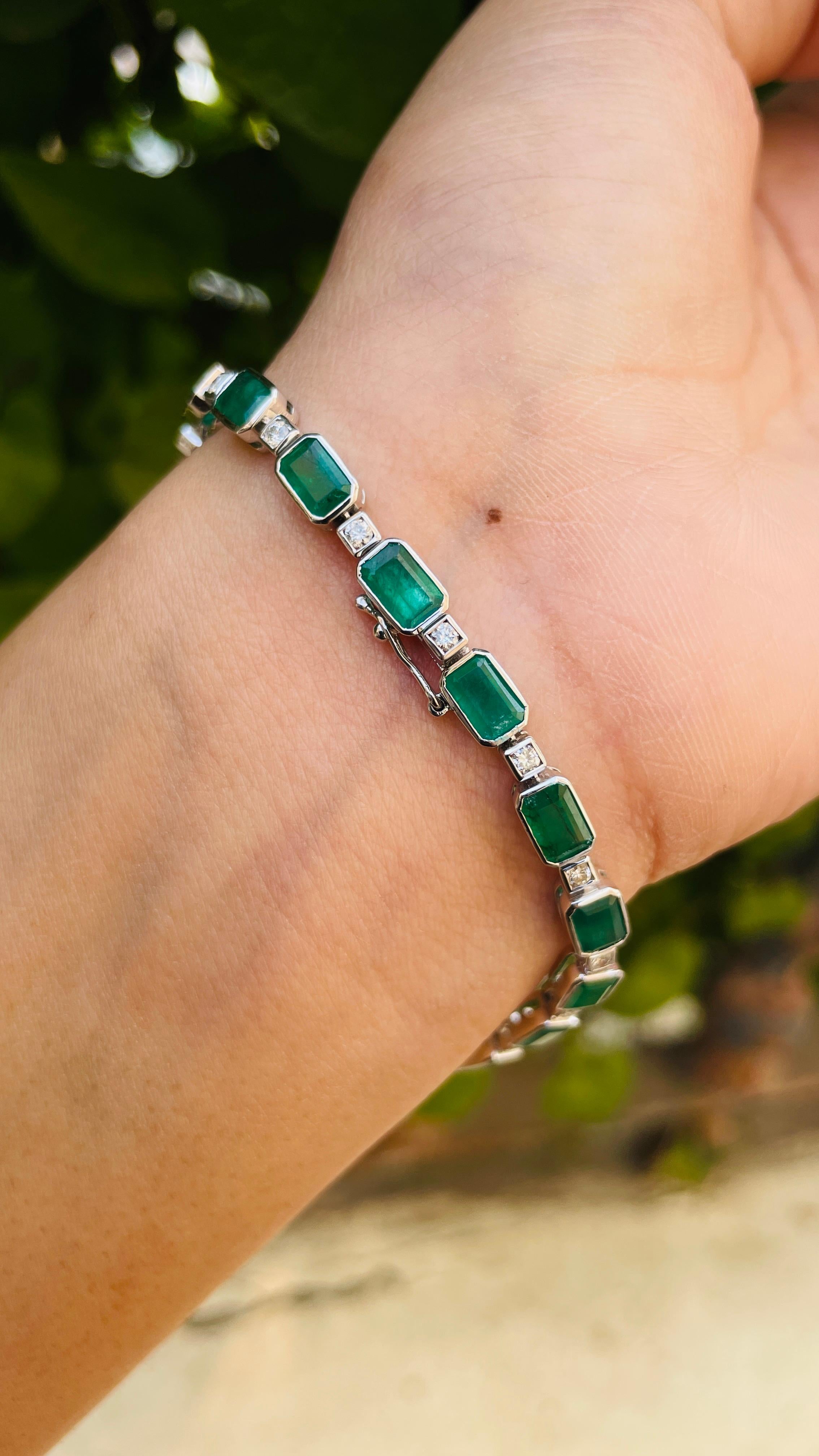 Smaragd- und Diamantarmband aus 18 Karat Gold. Es hat einen perfekten achteckigen Schliff Edelstein, um Sie stehen auf jeder Gelegenheit oder ein Ereignis.
Ein Tennisarmband ist ein wichtiges Schmuckstück für Ihren Hochzeitstag. Der schlichte und