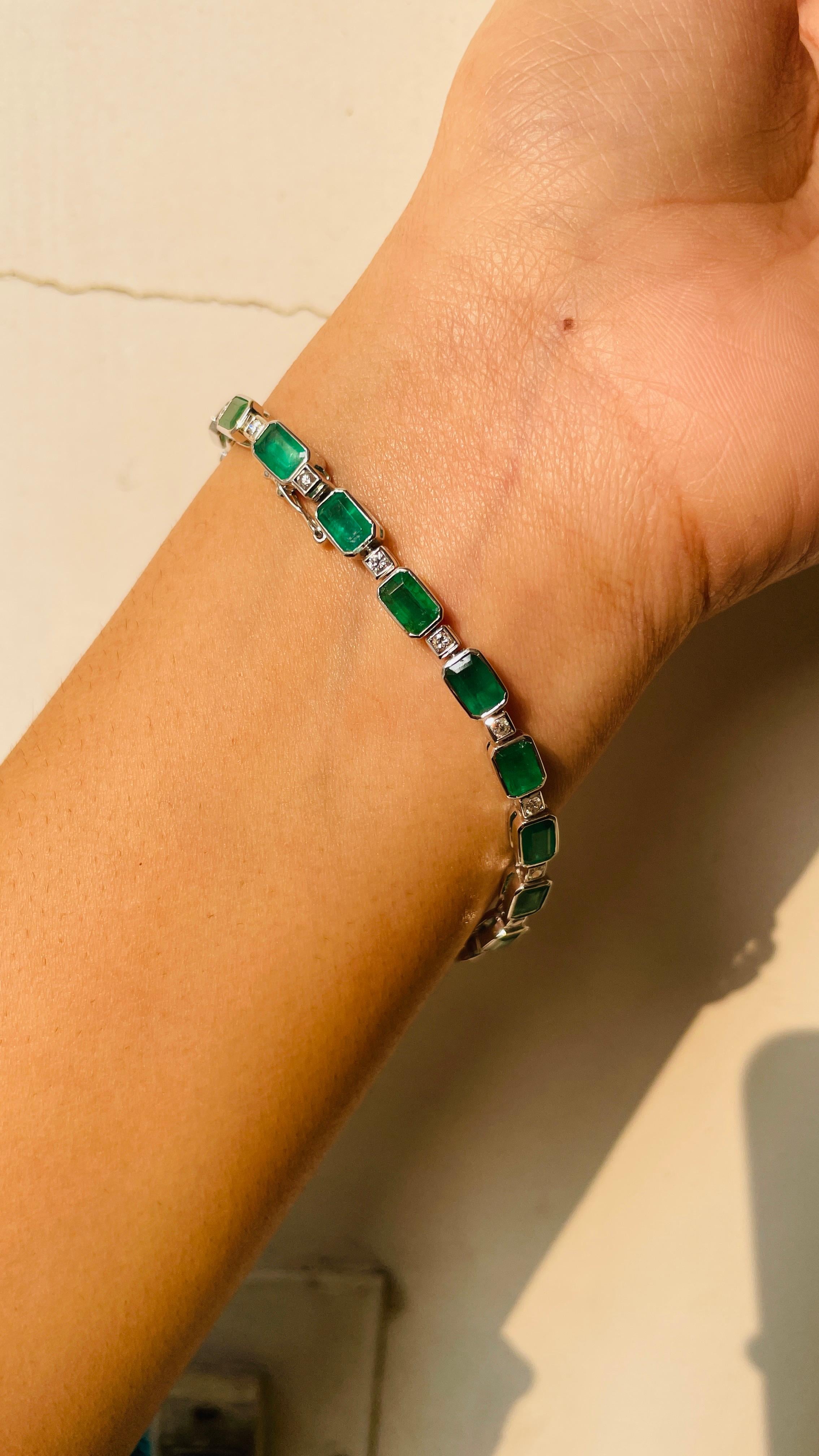 Handgefertigtes Designer-Tennisarmband aus 18 Karat Weißgold mit 11,5 Karat Smaragd und Diamant im Zustand „Neu“ im Angebot in New York, NY