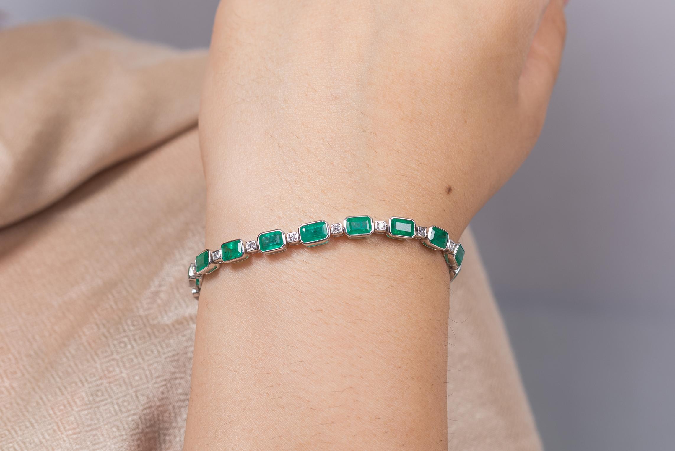Handgefertigtes Designer-Tennisarmband aus 18 Karat Weißgold mit 11,5 Karat Smaragd und Diamant Damen im Angebot