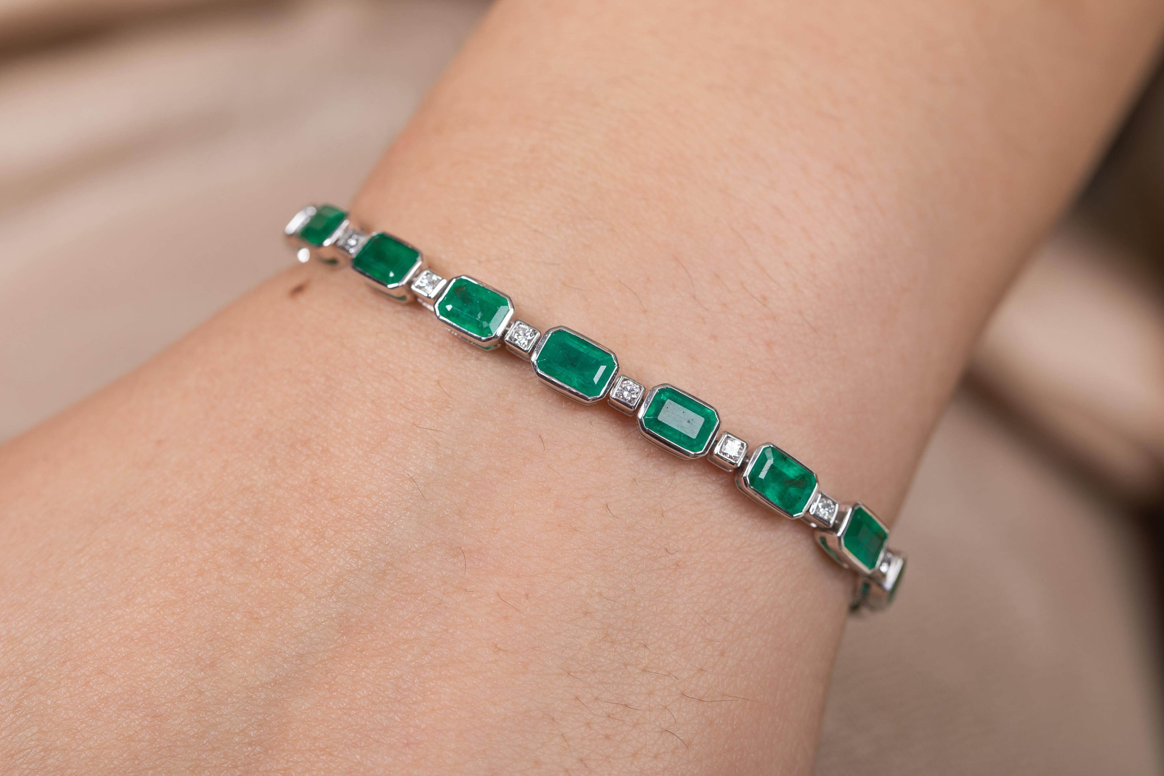 Designer Handmade Tennis Bracelet in 18K White Gold 11.5cts Emerald and Diamond In New Condition For Sale In Houston, TX