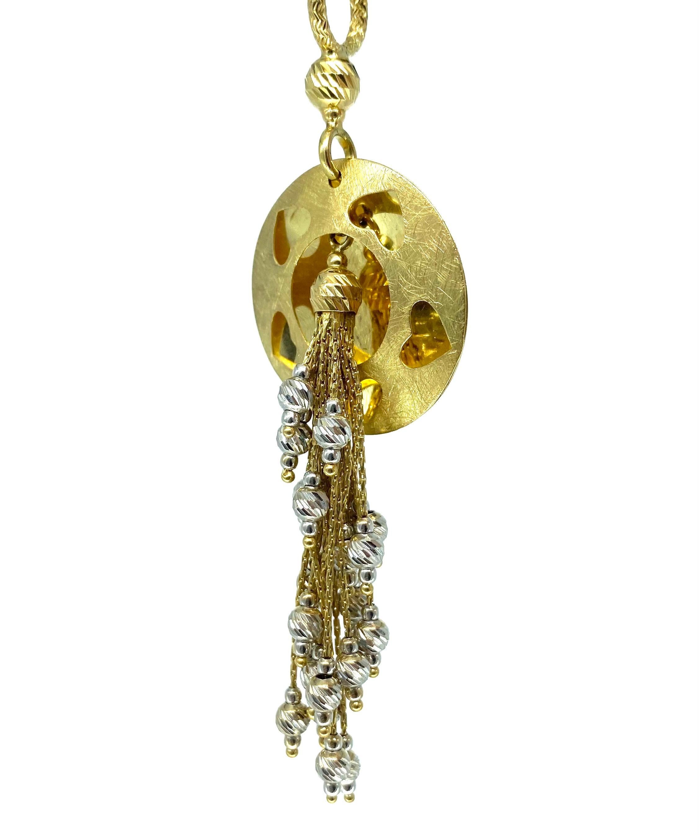 Ciondolo a forma di cuore in oro 18 carati di design. Bellissimo design con dettagli su tutto il ciondolo. Ci sono dei cerchi girevoli che pendono da una corda circondata da cuori sulla parte superiore. Molto dettagliato e un'ottima collezione per
