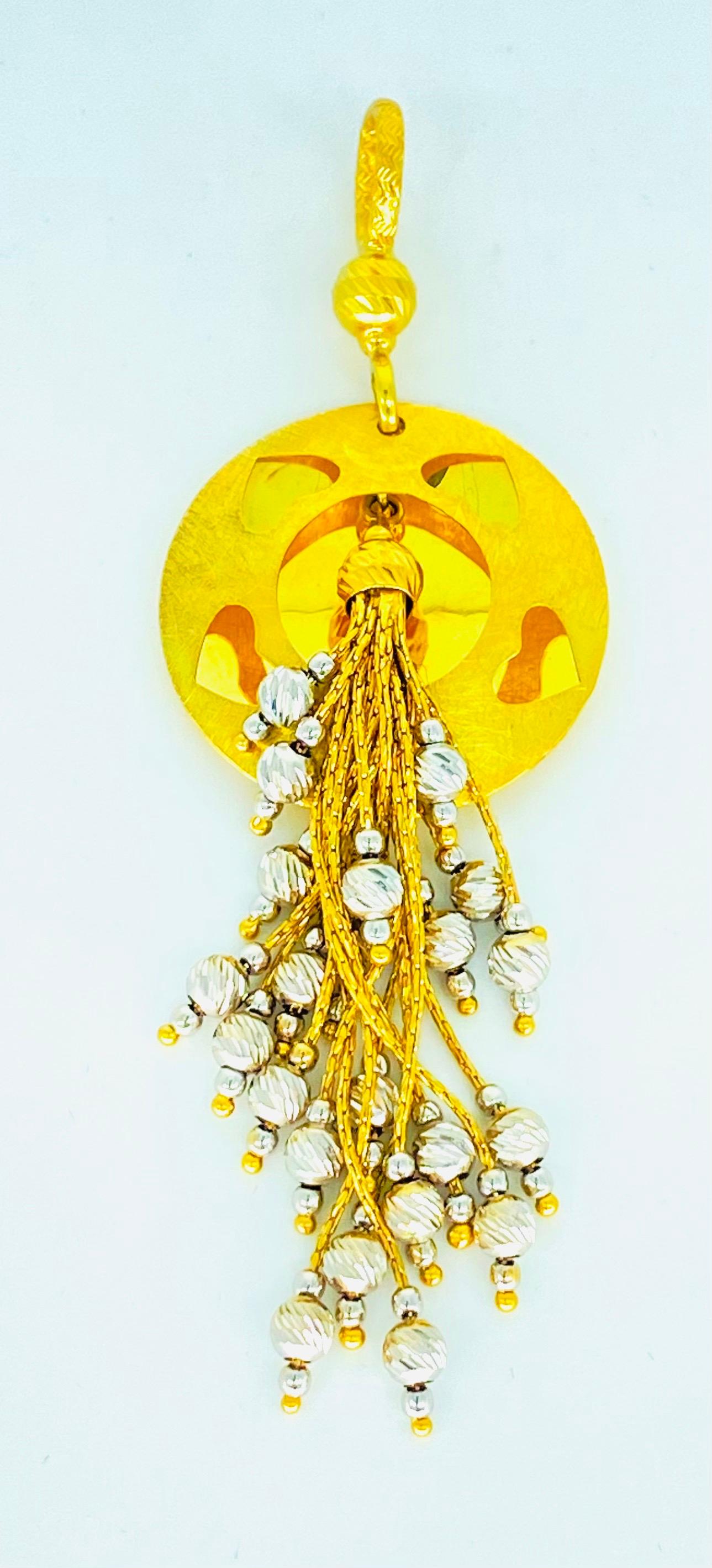 Donna Ciondolo a forma di cuore d'autore in oro 18 carati con goccia fantasia in vendita