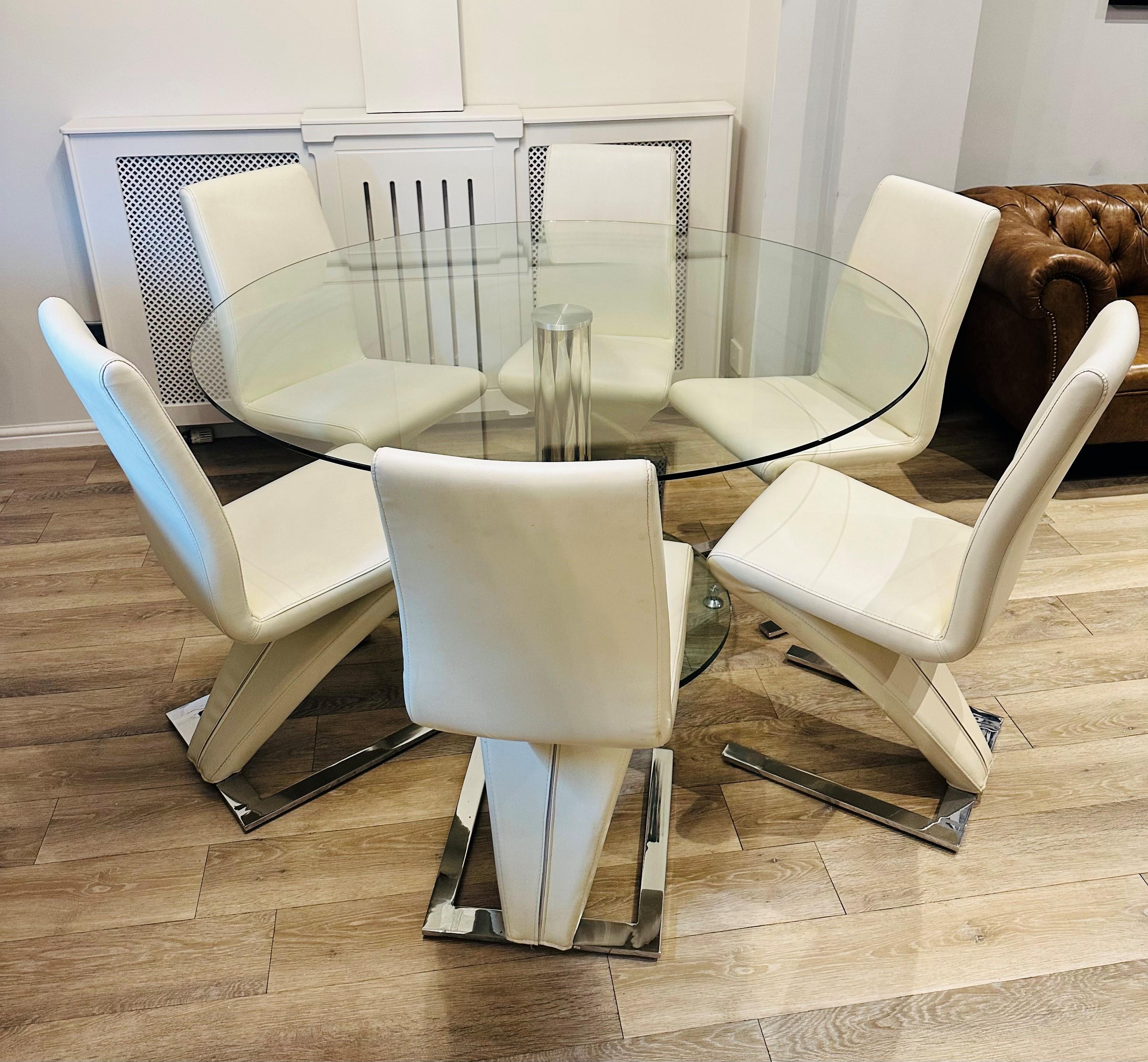 Hier haben wir zum Verkauf ein Designer inspiriert runden Glastisch und 6 Rolf Benz Stil Stühle In faux Creme Leder. 

Dies ist ein großer Familientisch, der bequem Platz für 6 Personen bietet. Sie können bei Bedarf 2 zusätzliche Stühle